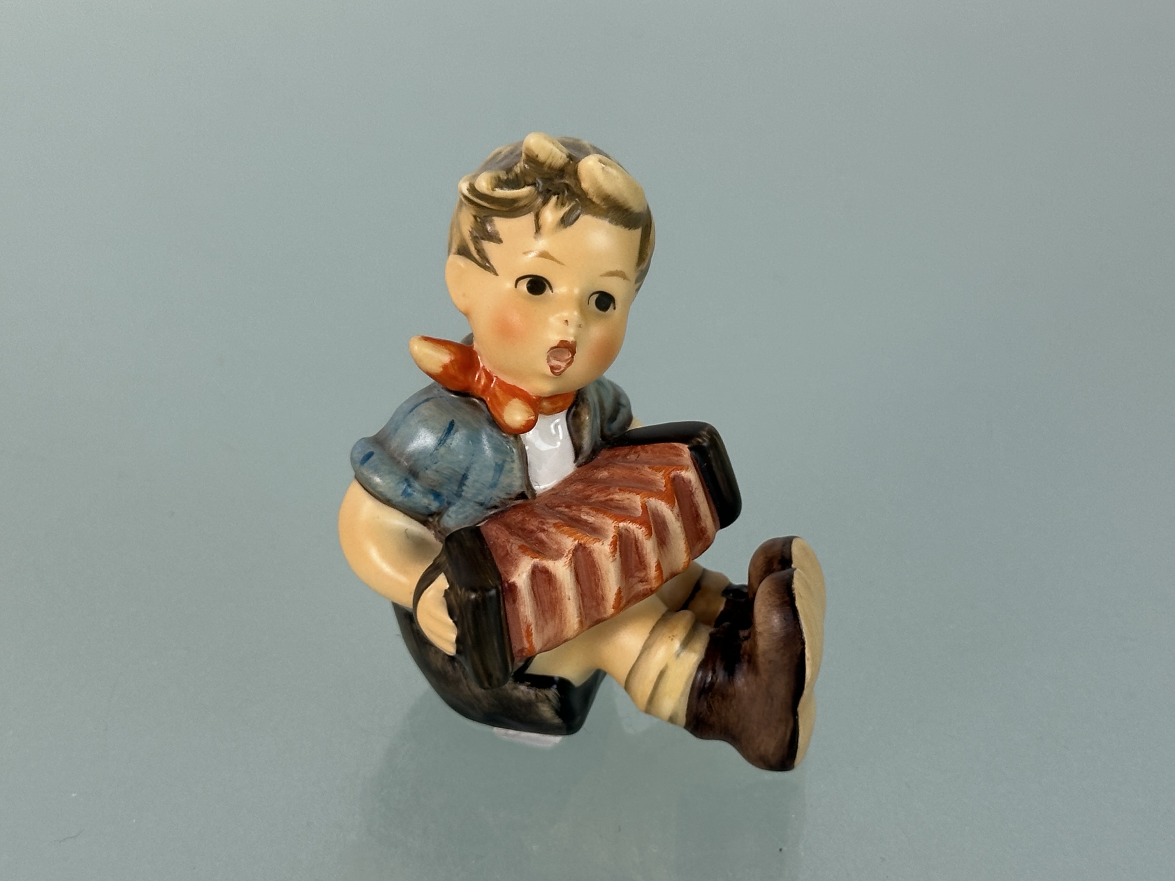 Hummel Figur 390 Junge Akkordeonspieler 7,5 cm. 1 Wahl. Top Zustand