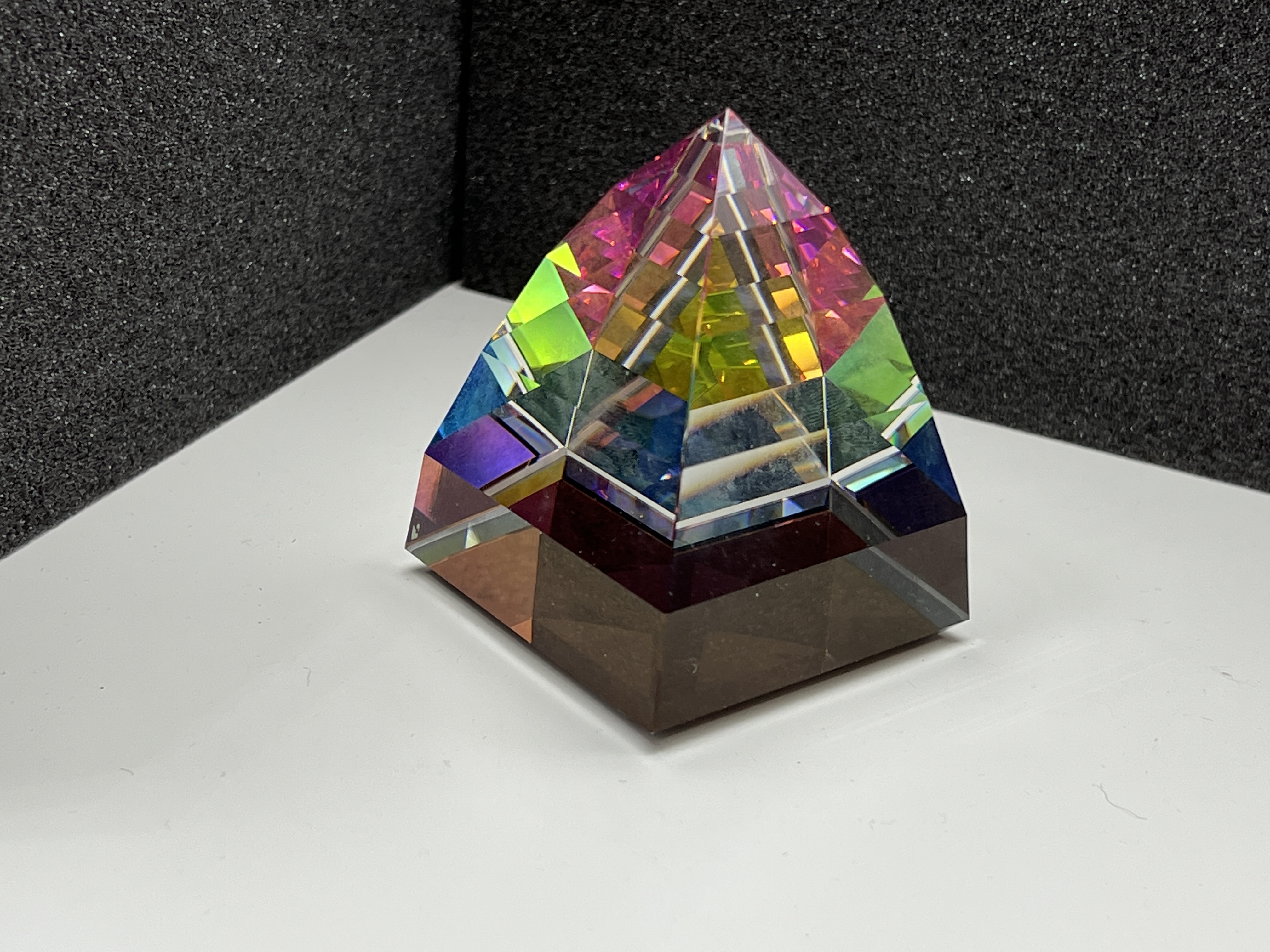  Swarovski Figur Kristall Briefbeschwerer Pyramide 7 cm. Top Zustand. 