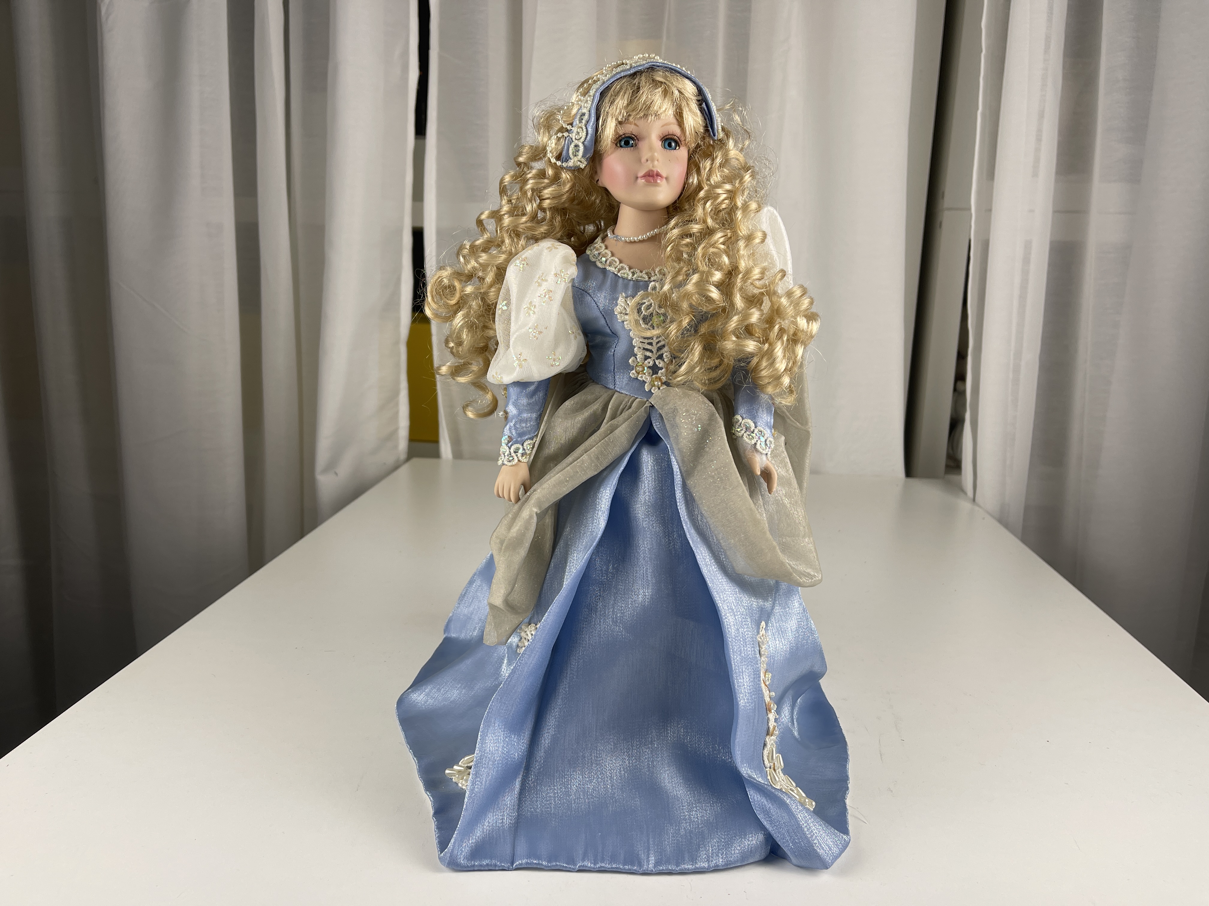 Porzellan Sammler Puppe 41 cm. Zustand siehe Fotos Raucherhaushalt  