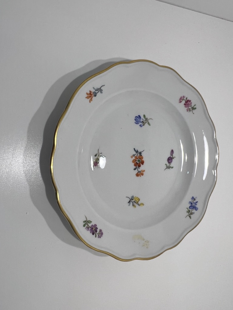 Meissen Porzellan Teller 16 cm Ø.  2 Schleifstriche - siehe Fotos - Top Zustand    Meissen Porzellan Teller 16 cm Ø.  2 Schleifstriche - siehe Fotos - Top Zustand