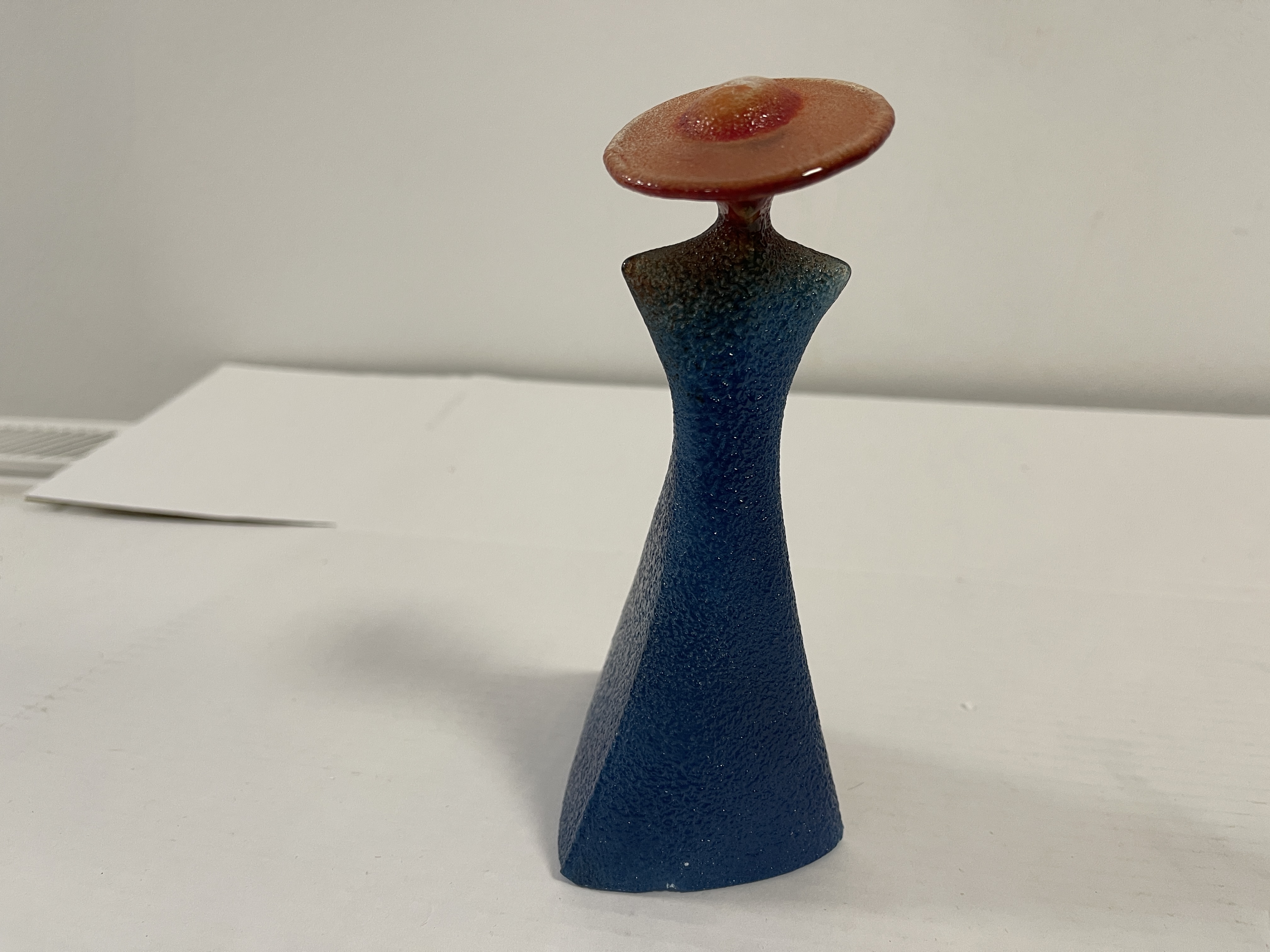 Glas Figur Kosta Boda Kjell Engman Catwalk 16 cm. - Kleiner Defekt 
