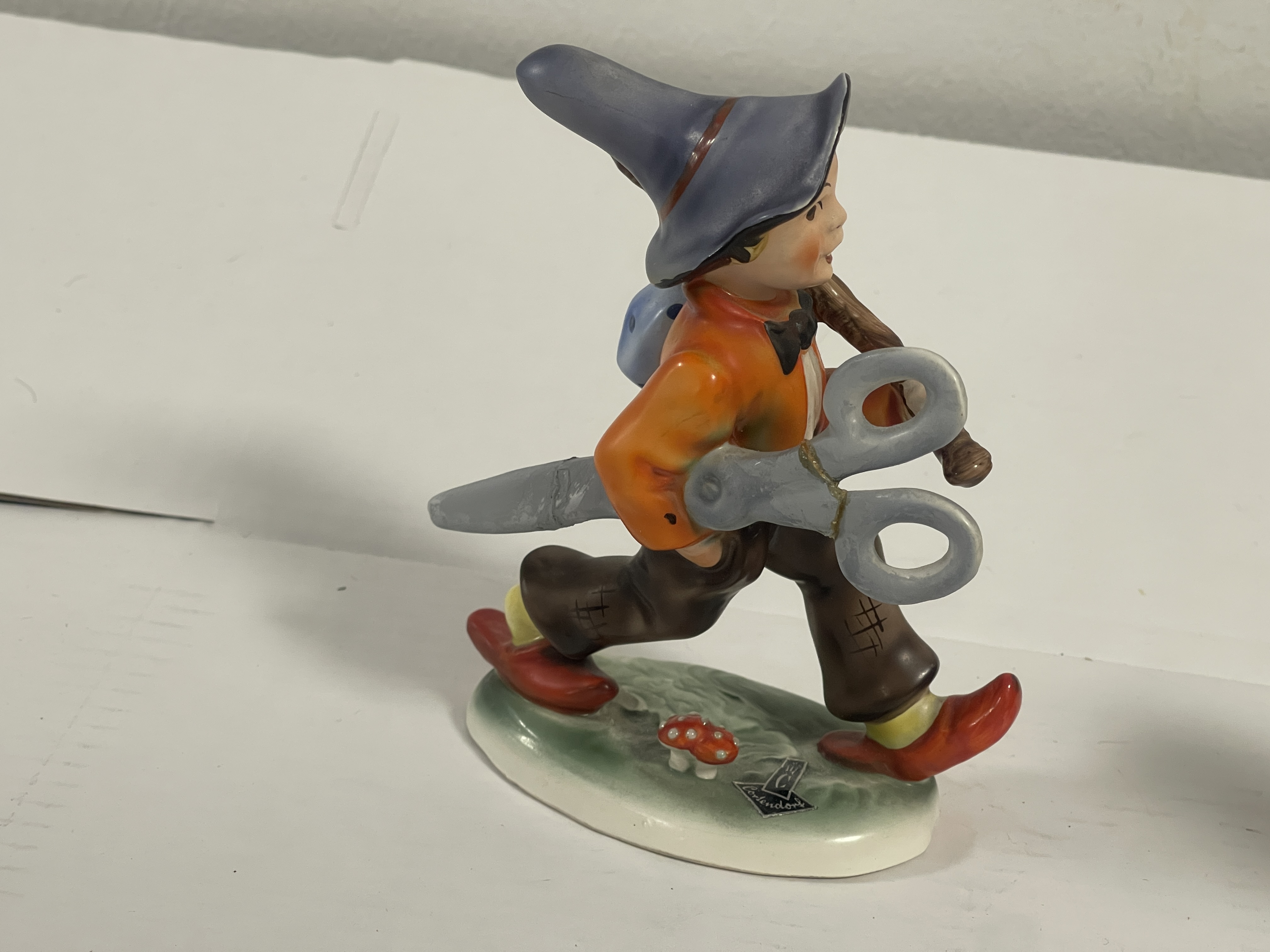 Sammler Figur Porzellan 14,5 cm. Zustand siehe Fotos