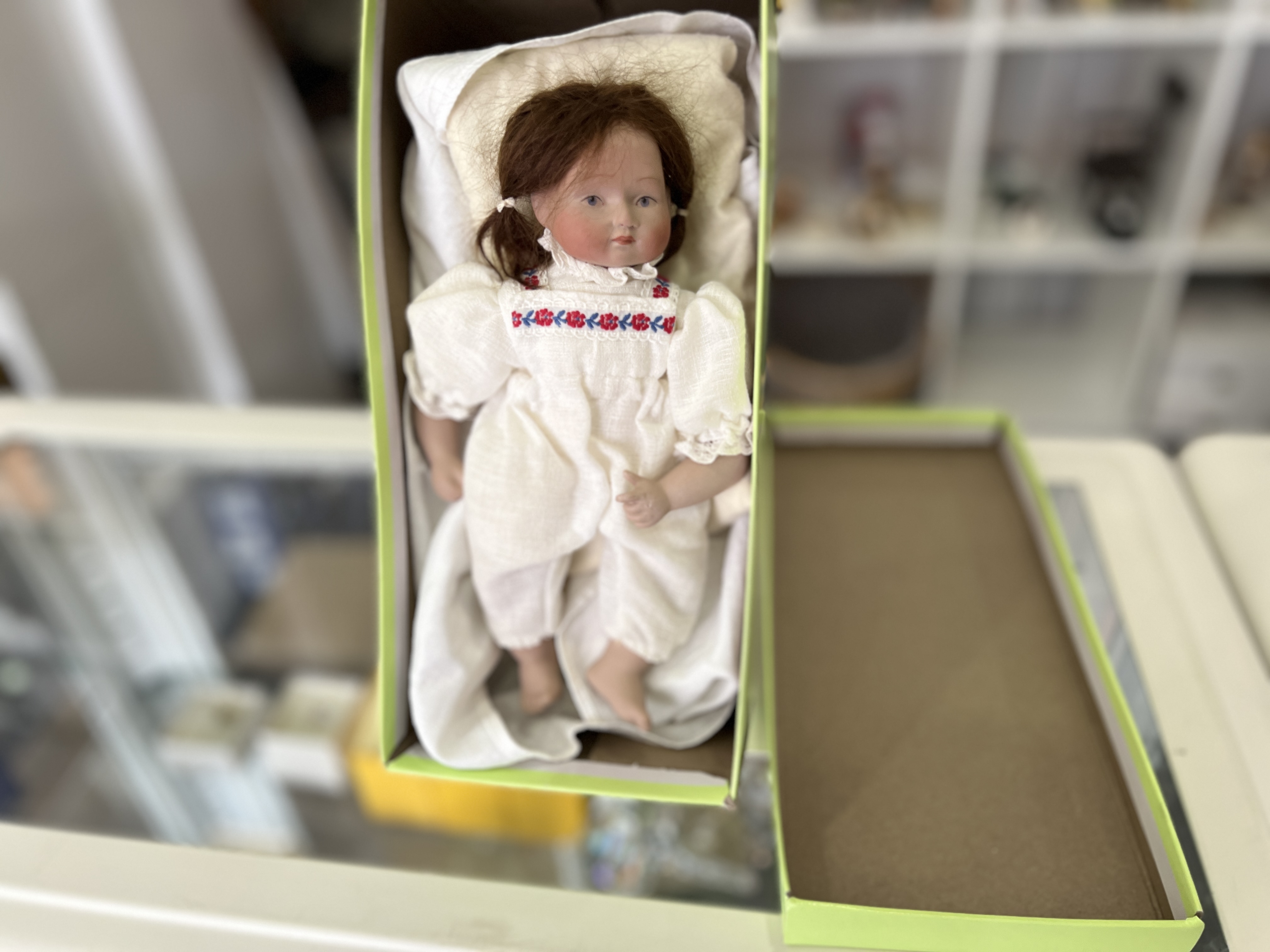 Künstlerpuppe Porzellan Puppe 22 cm. Top Zustand      