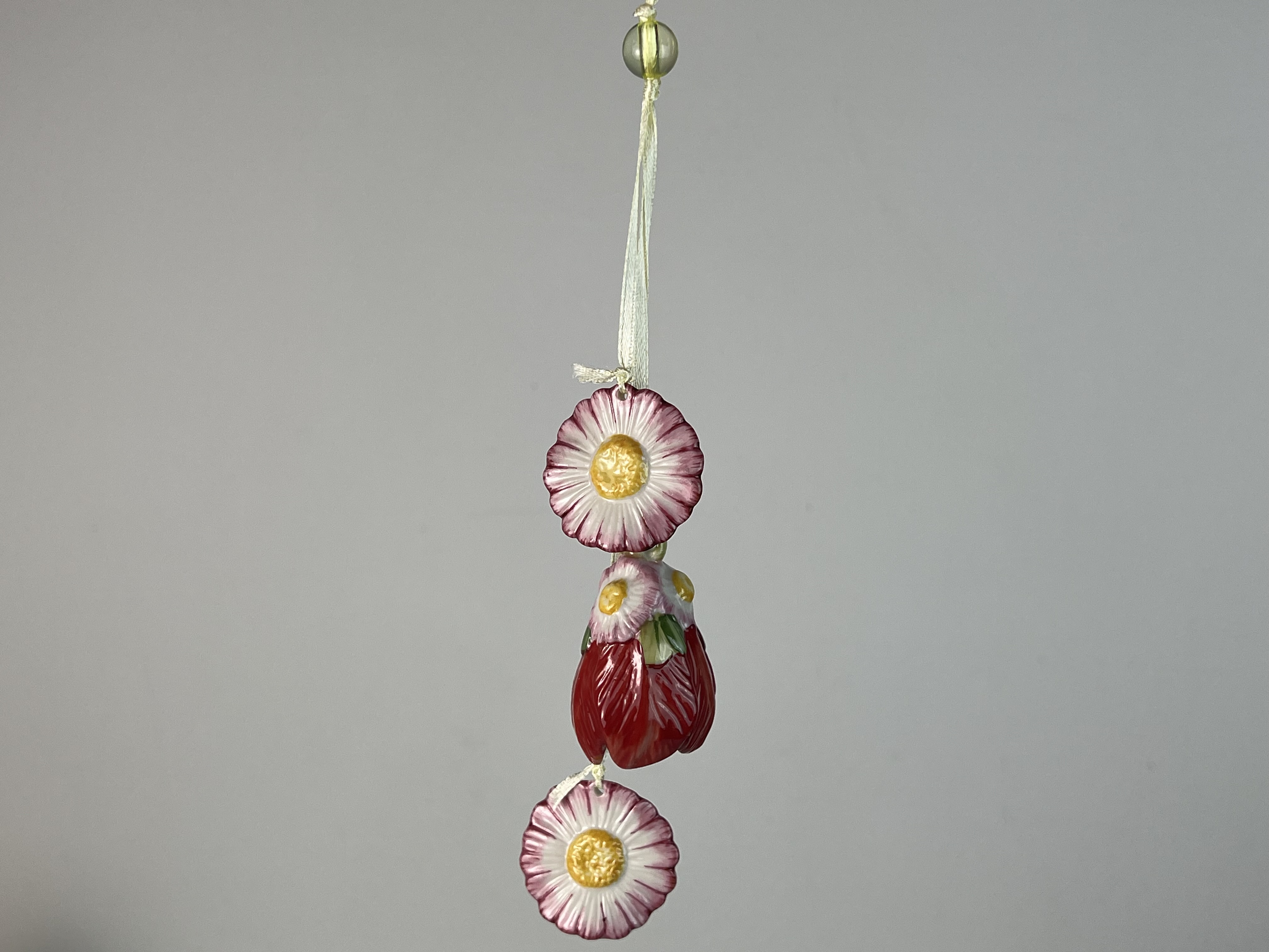 Porzellan Rote Blumen Ornament  ca. 5 cm. Zustand siehe Bilder 