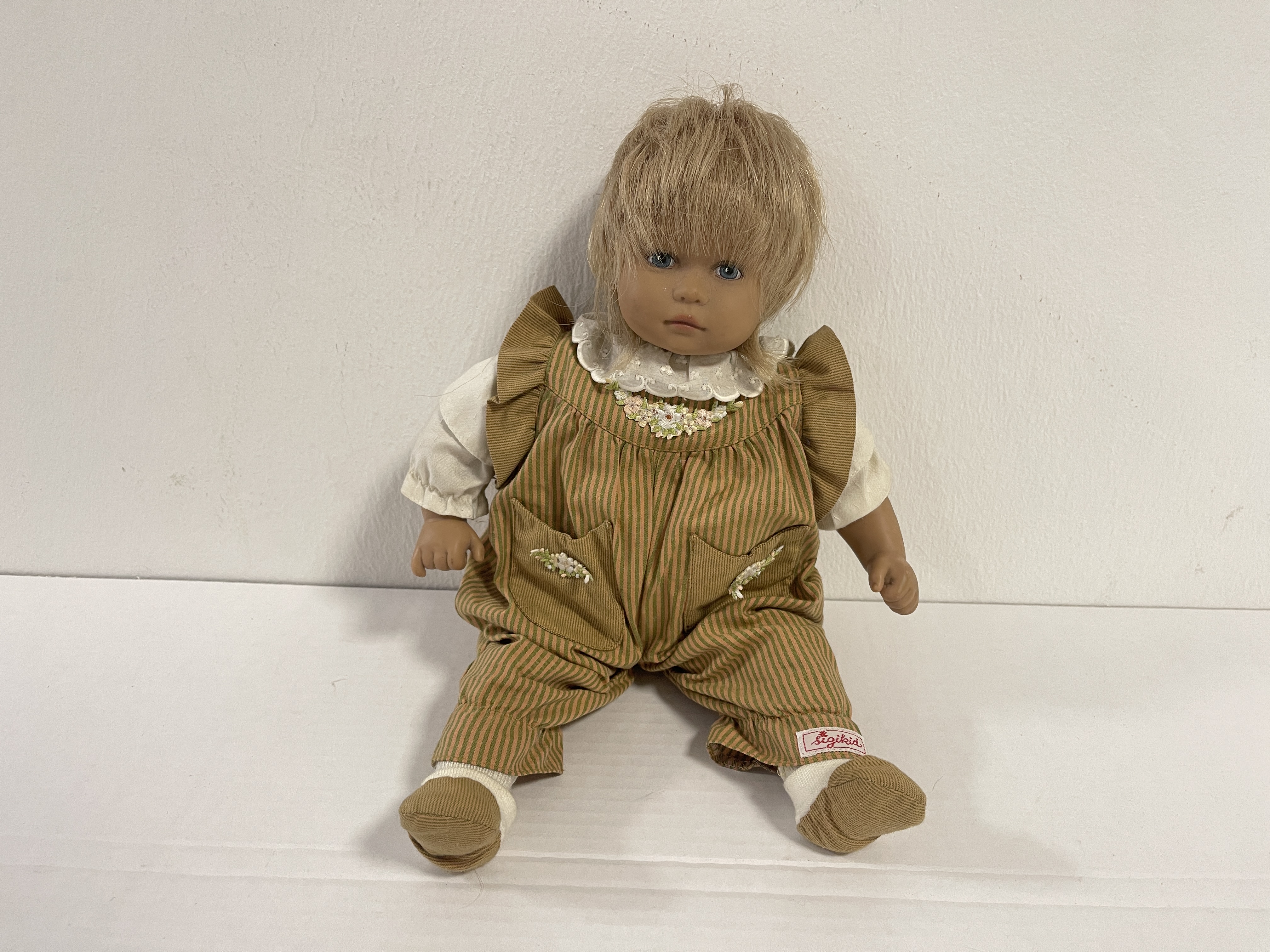 Sigikid Vinyl Puppe 33 cm. Zustand siehe Fotos  