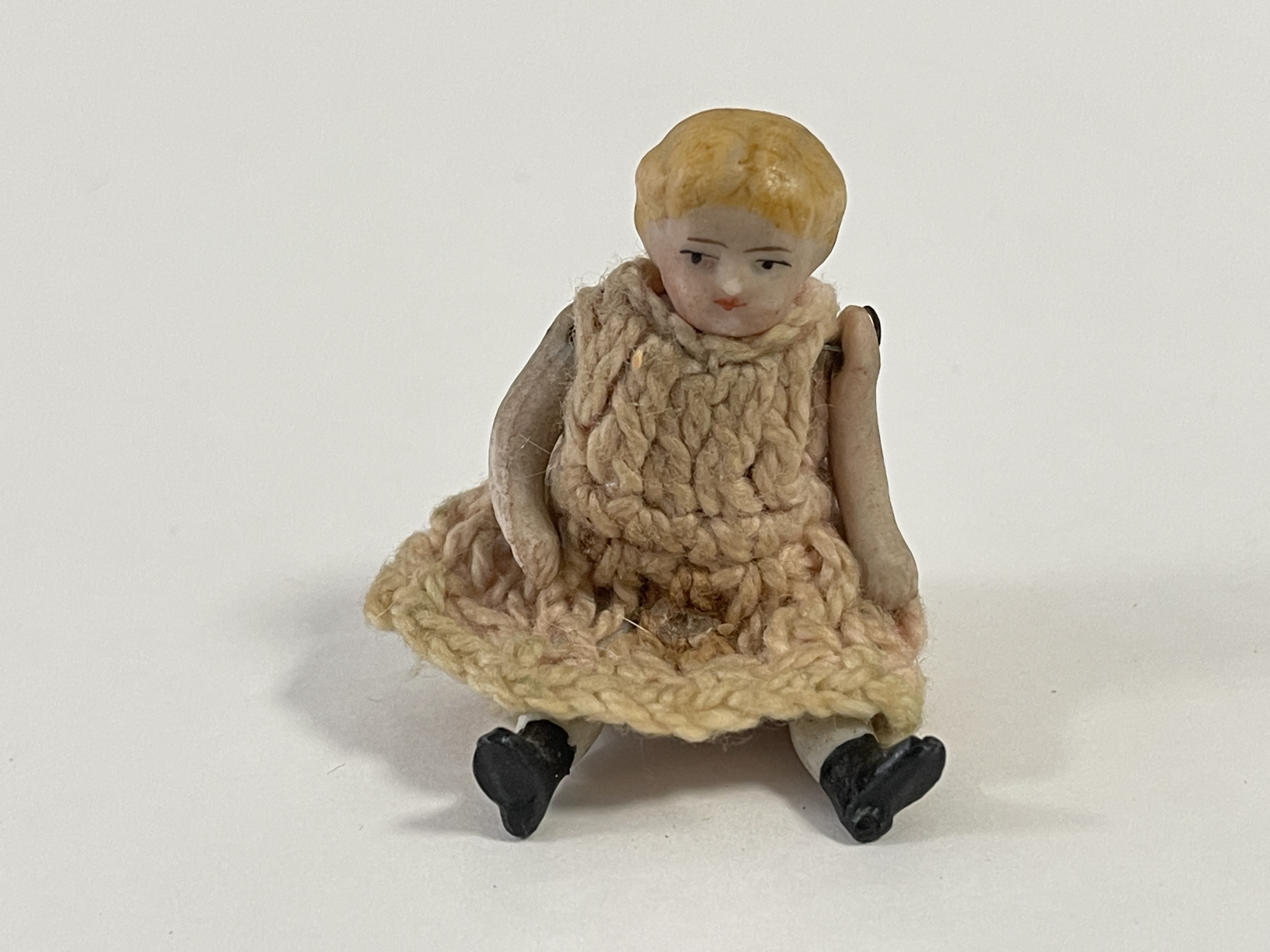 Künstlerpuppe Alte Puppe Porzellankopf 6,5 cm. Zustand siehe Fotos      