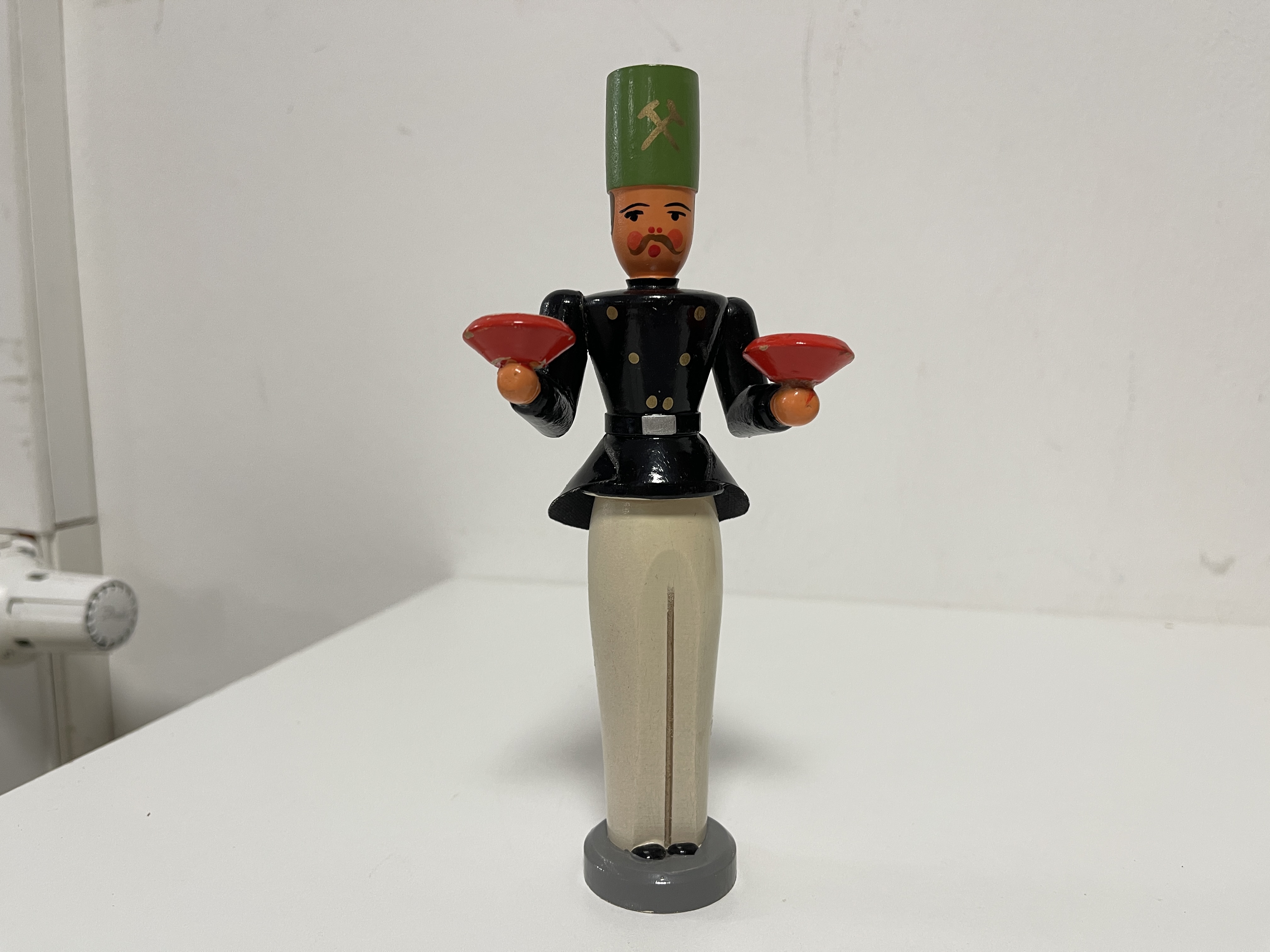 Erzgebirge Figur Kerzenständer 18 cm. Zustand siehe Fotos 