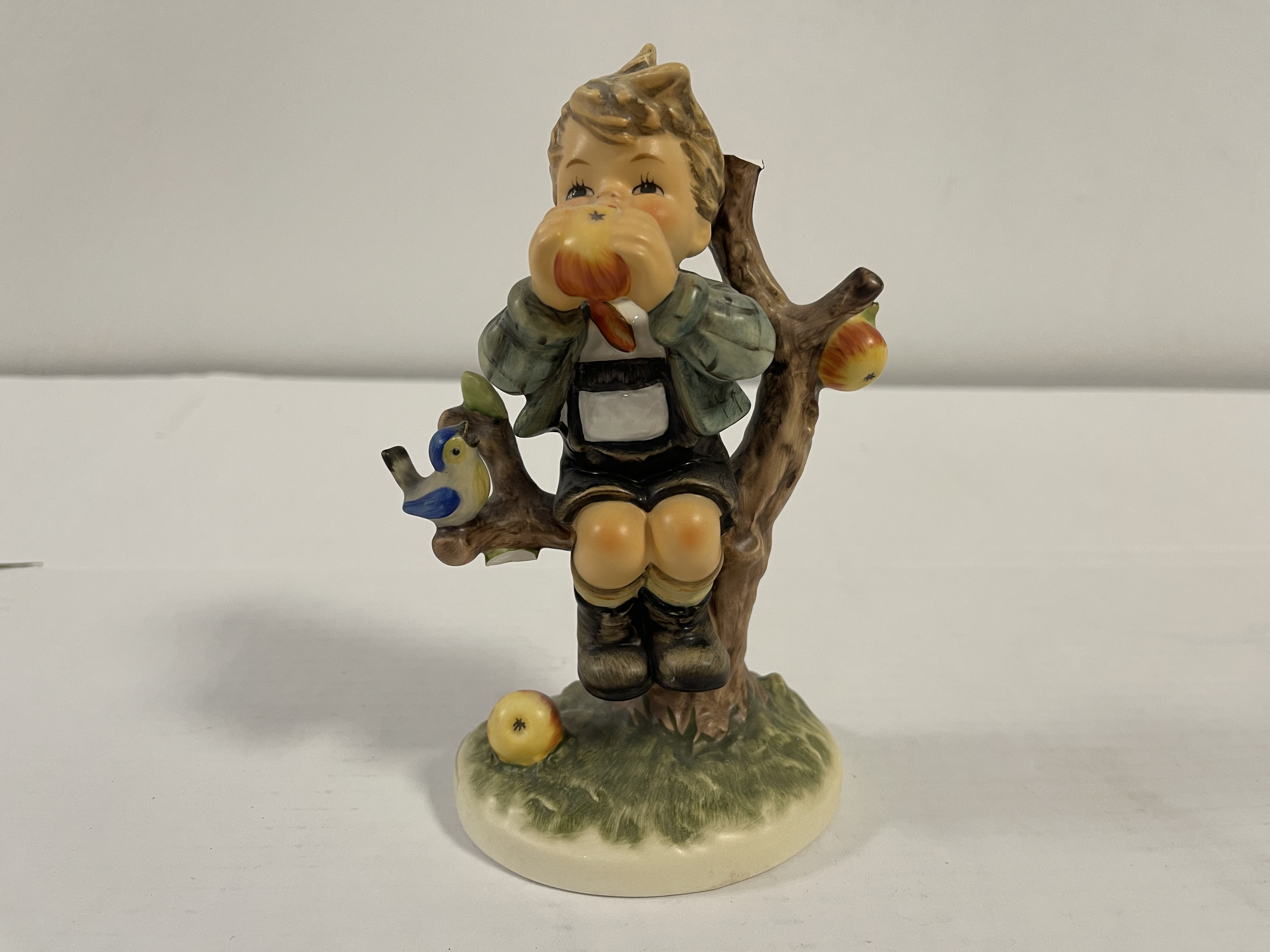 Hummel Figur 403 Stille Genießer 16 cm. 1 Wahl Defekt