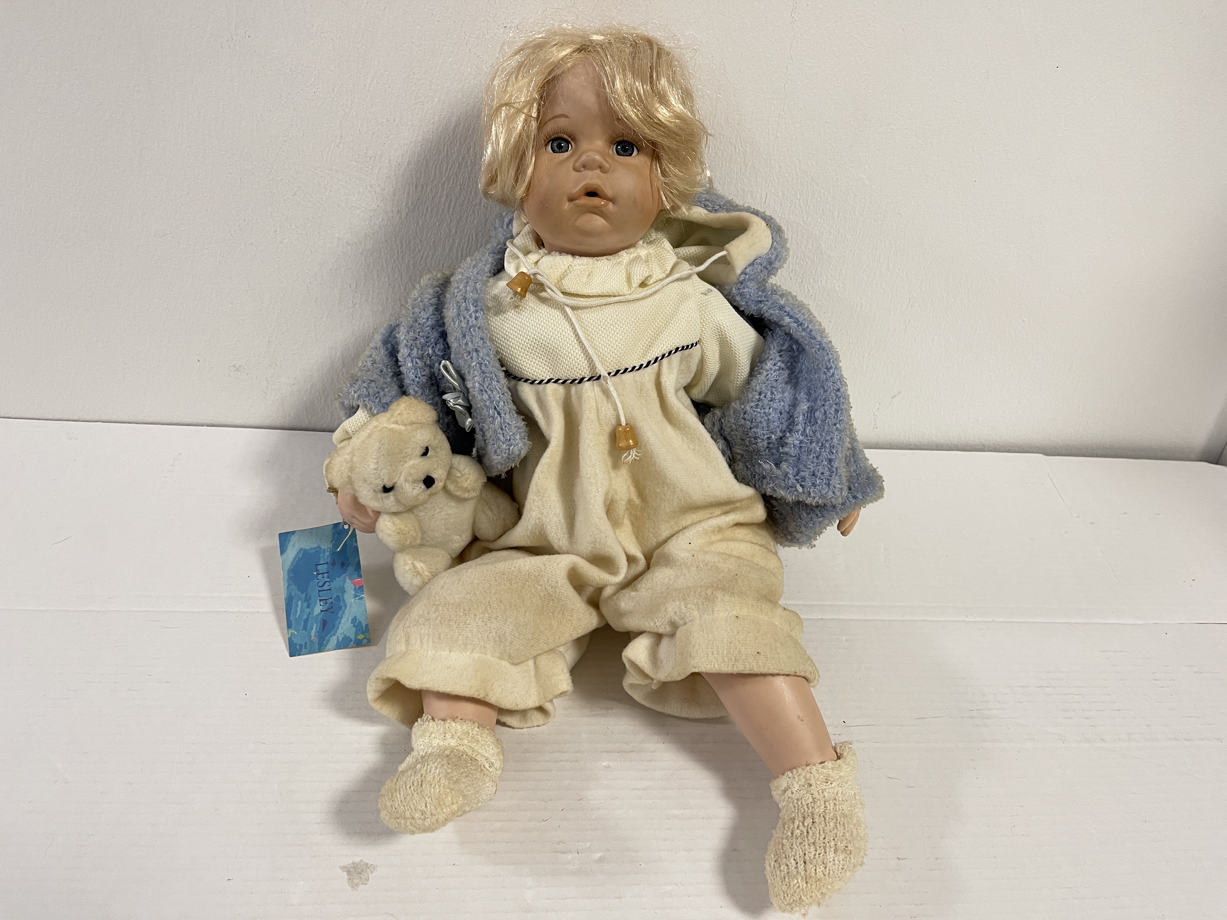 Künstlerpuppe Porzellan Sammler Puppe 47 cm. Raucherhaushalt Zustand siehe Fotos 