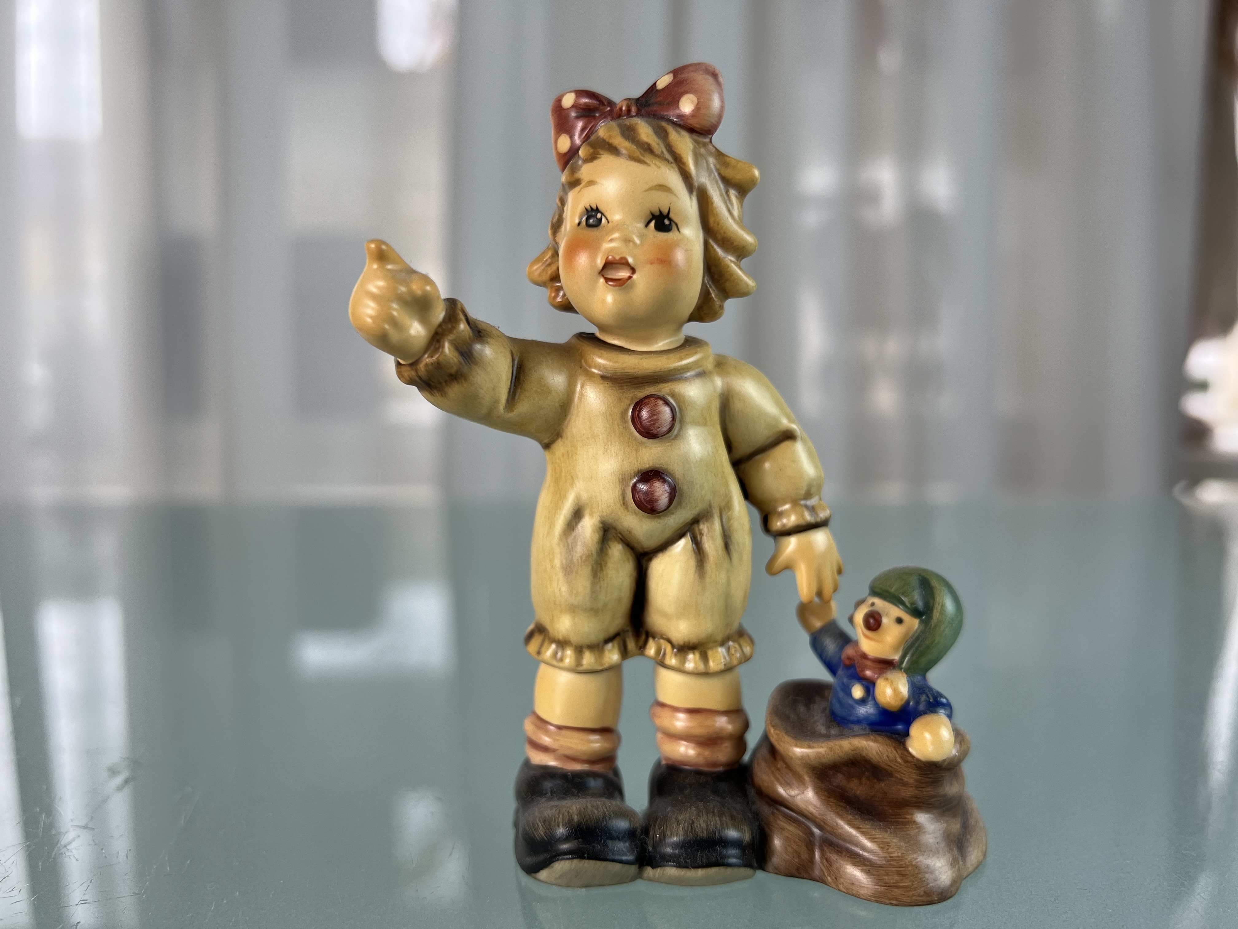 Hummel Figur 2089/A Schau her 11 cm. 1 Wahl. - Top Zustand