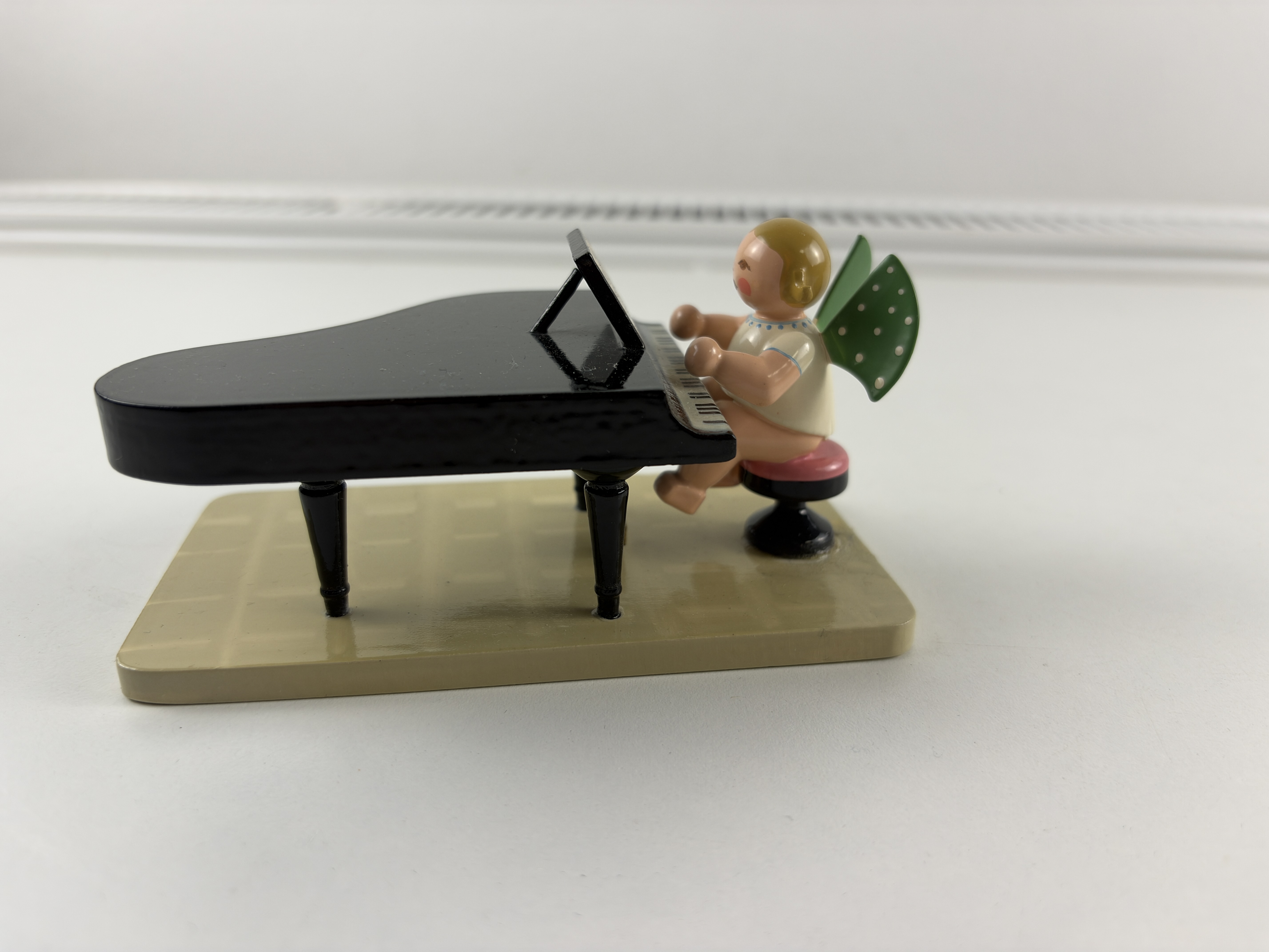 Erzgebirge Holz Figur Engel am Flügel Klavier 6,5 x 12 x 6,7 cm. Top Zustand  