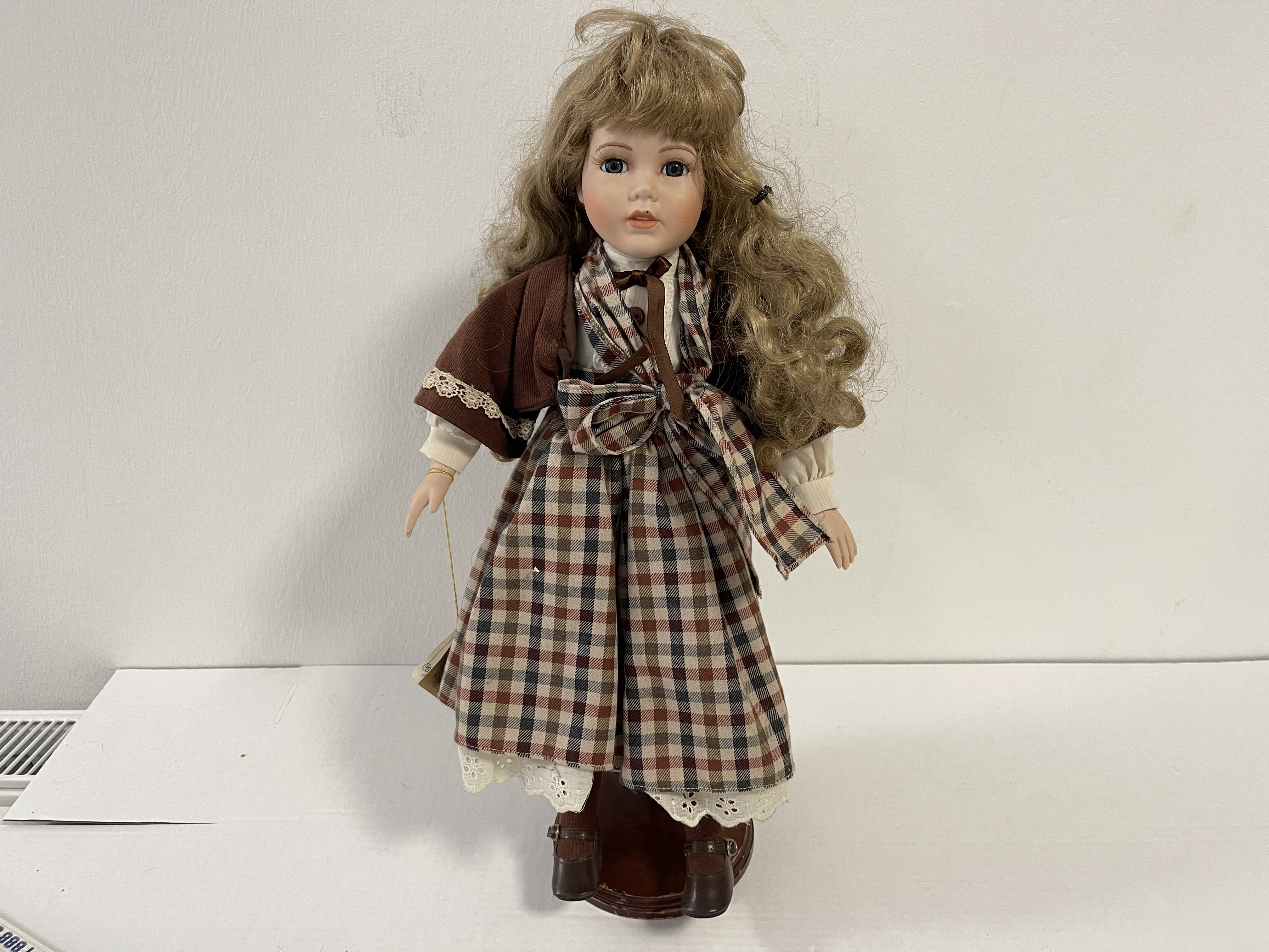 Sammler Porzellan Puppe 50 cm. Zustand siehe Fotos 