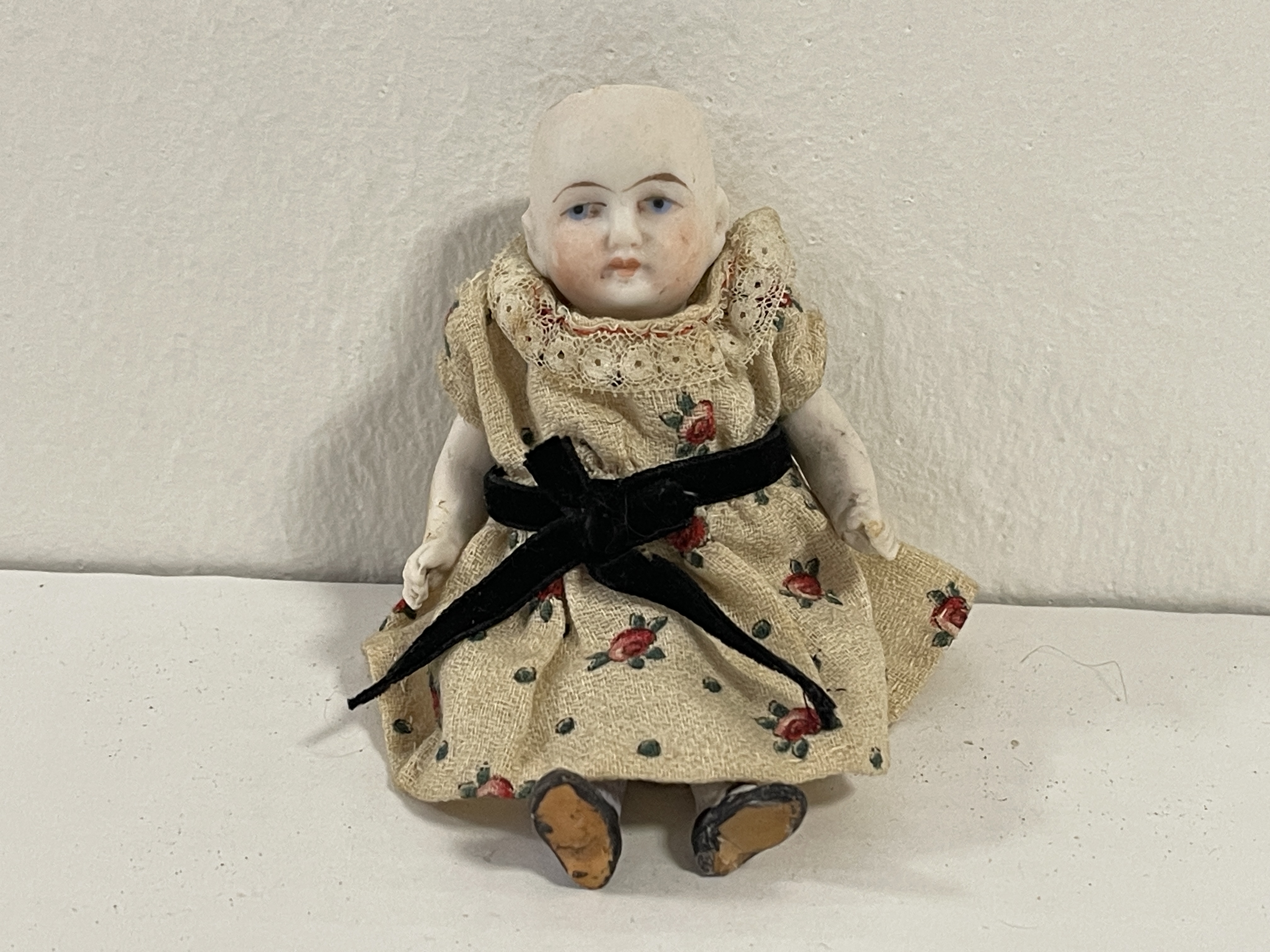 Künstlerpuppe Alte Puppe Porzellankopf 10,5 cm. Zustand siehe Fotos
