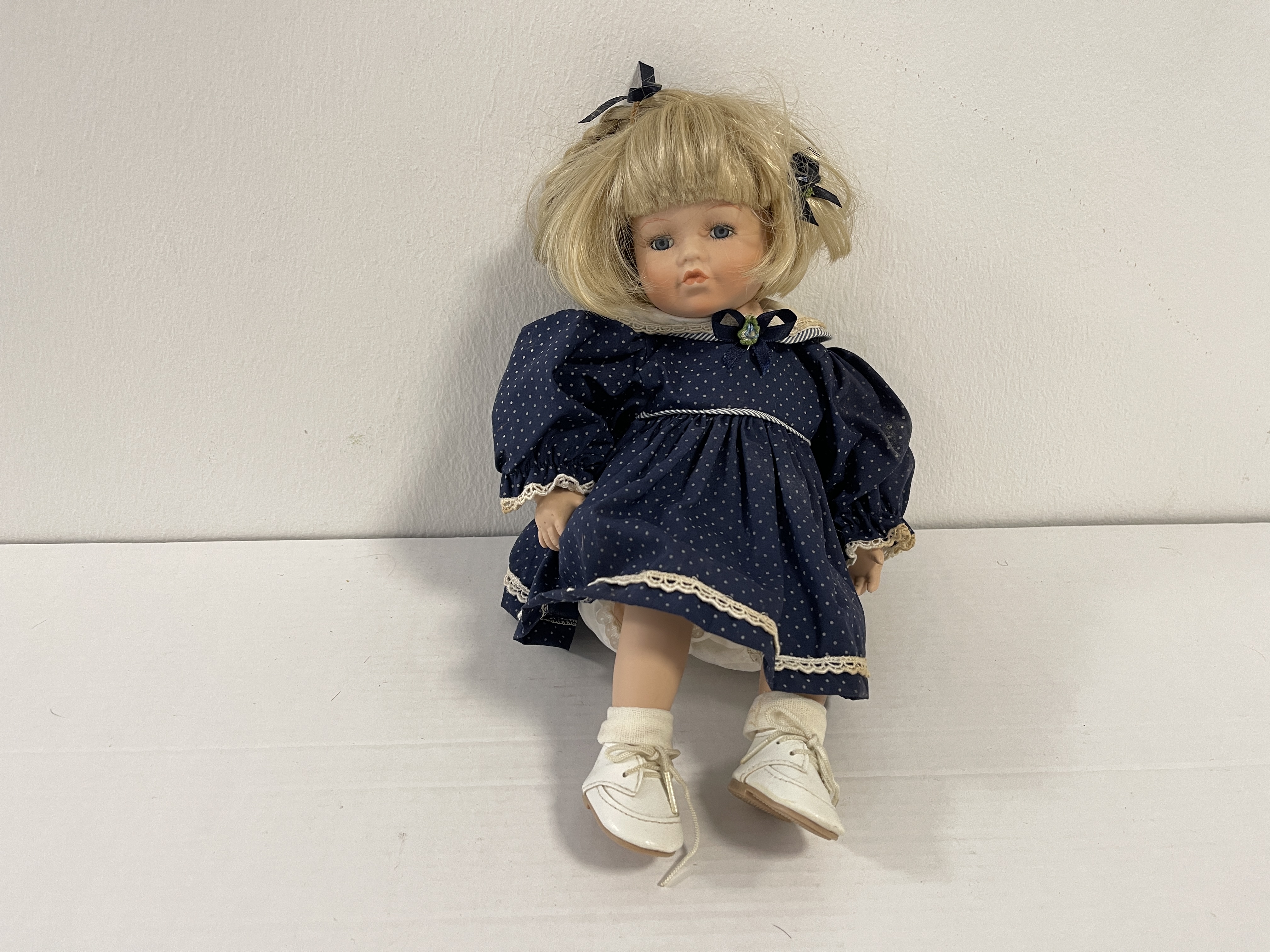 Sammler Porzellan Puppe 33 cm. Zustand siehe Fotos  