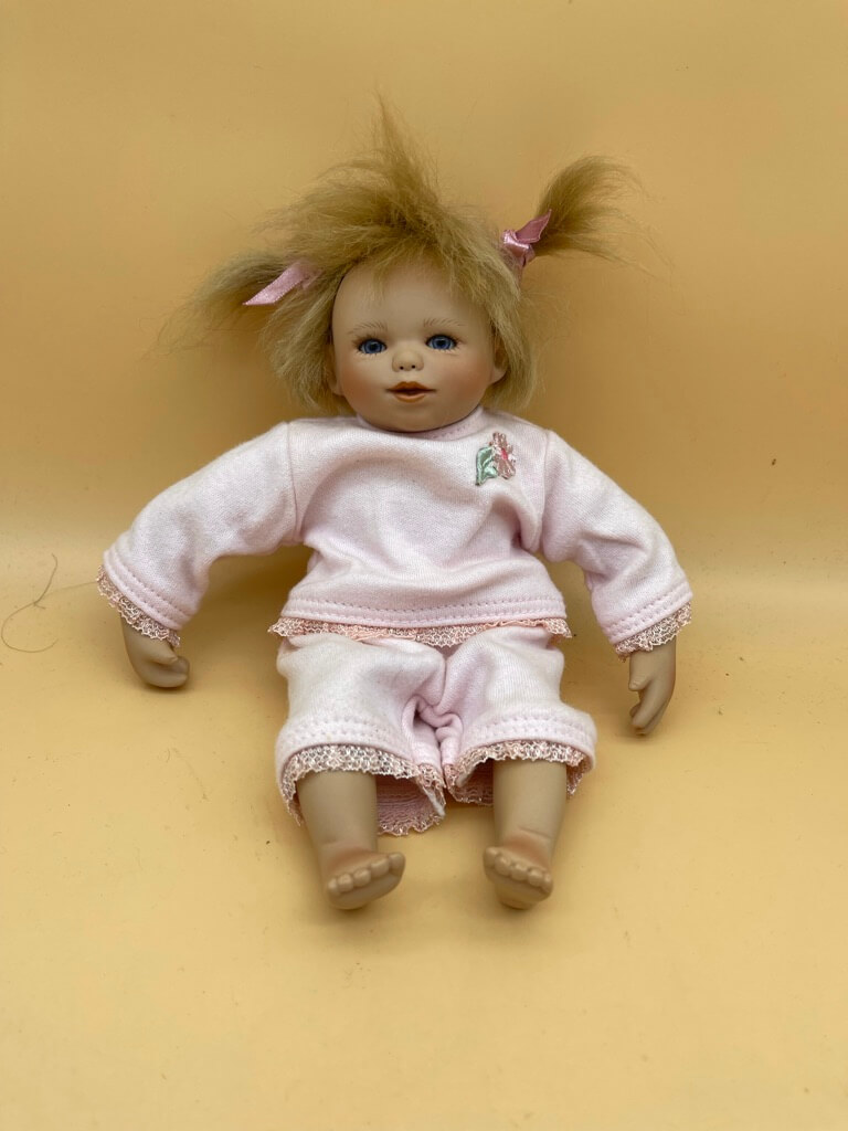 Gabriele Müller Porzellan Puppe 22 cm. Top Zustand. Gabriele Müller Porzellan Puppe 22 cm. Top Zustand.