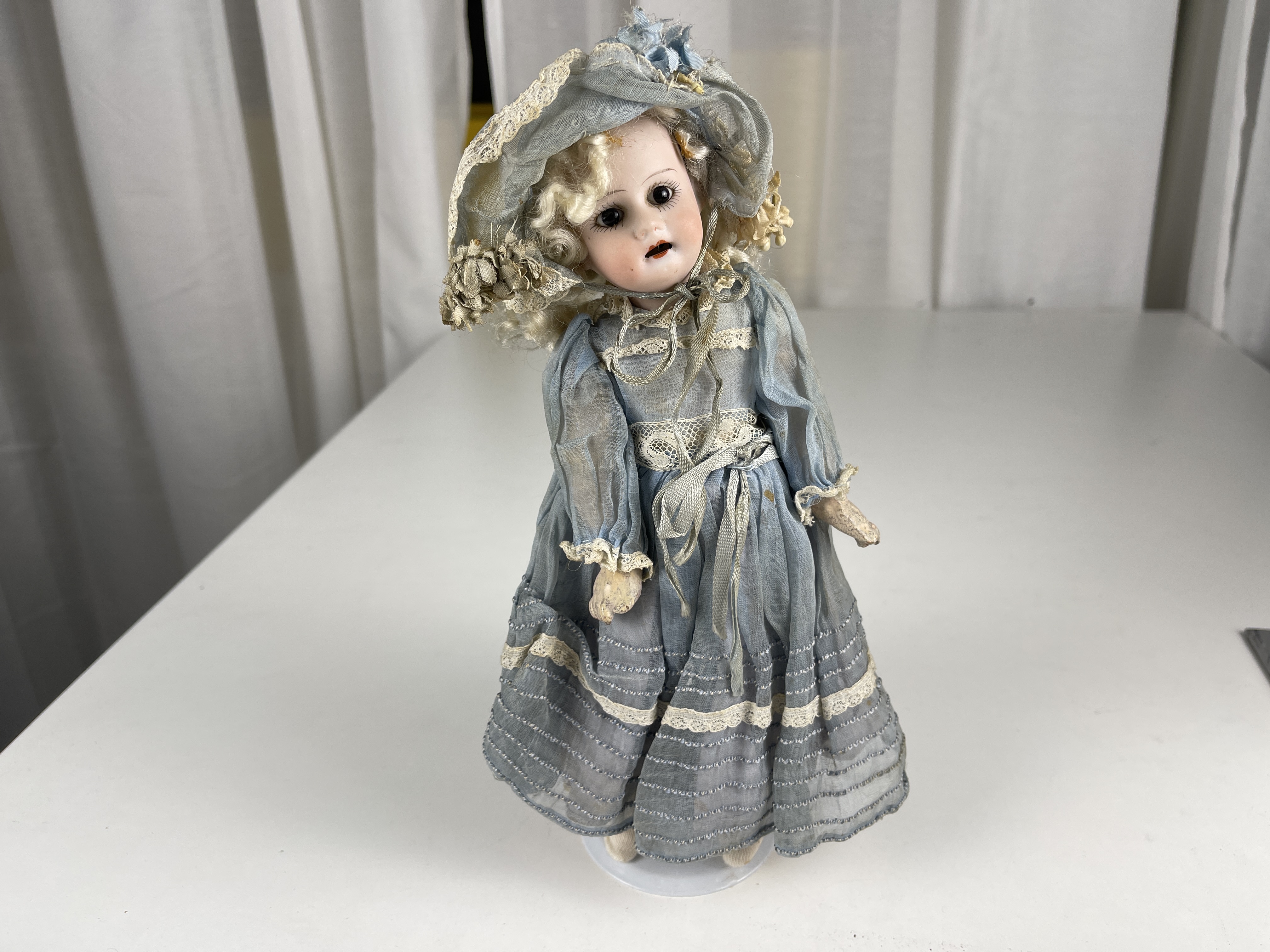 Alte Puppe Sammler Porzellankopf Puppe 26 cm. Zustand Siehe Fotos.     