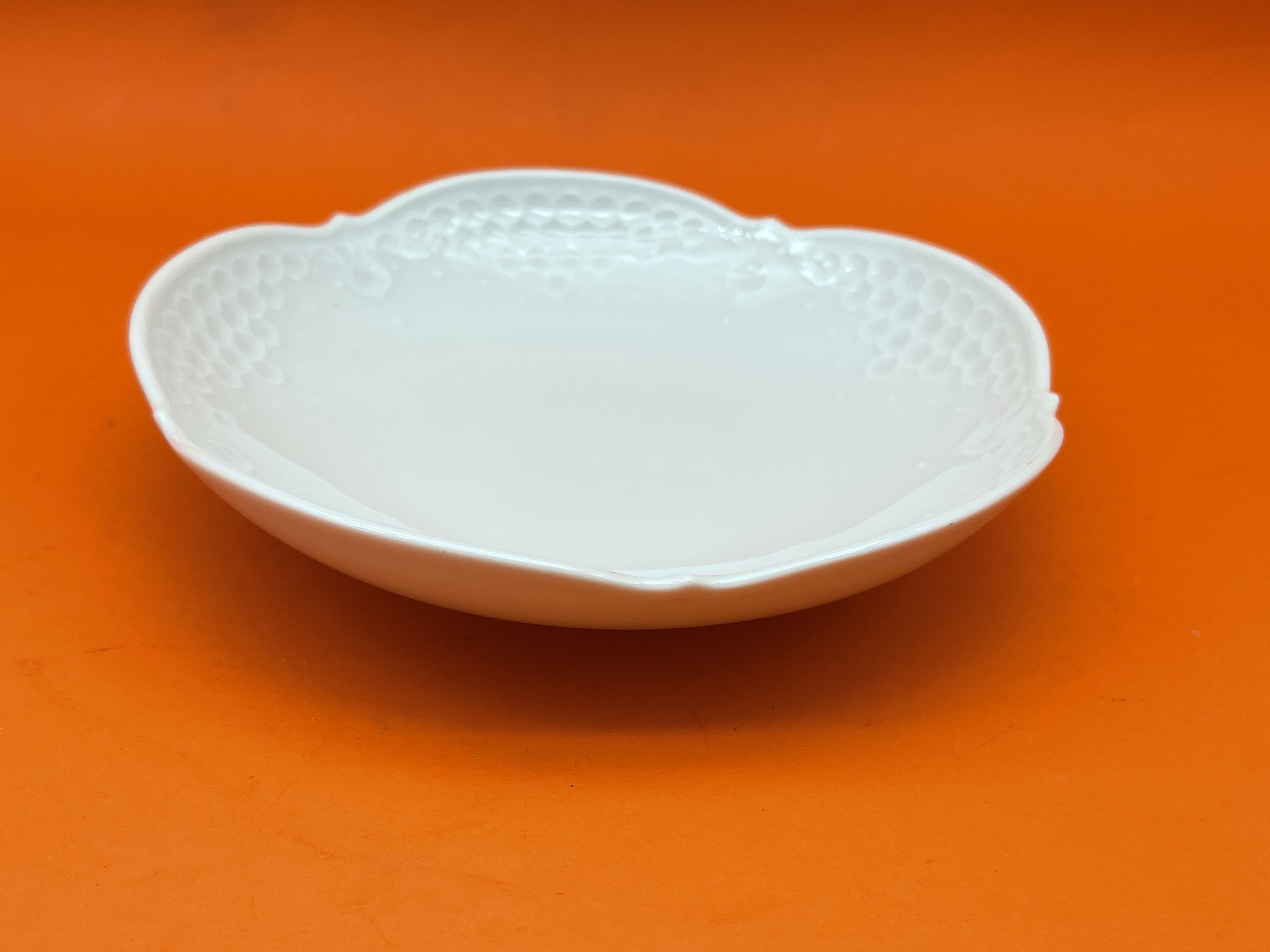 Meissen Teller / Schale Höhe: 3,2 cm.  Ø: ca. 14 cm.  1 Wahl Top Zustand  Meissen Teller / Schale Höhe: 3,2 cm.  Ø: ca. 14 cm.  1 Wahl Top Zustand