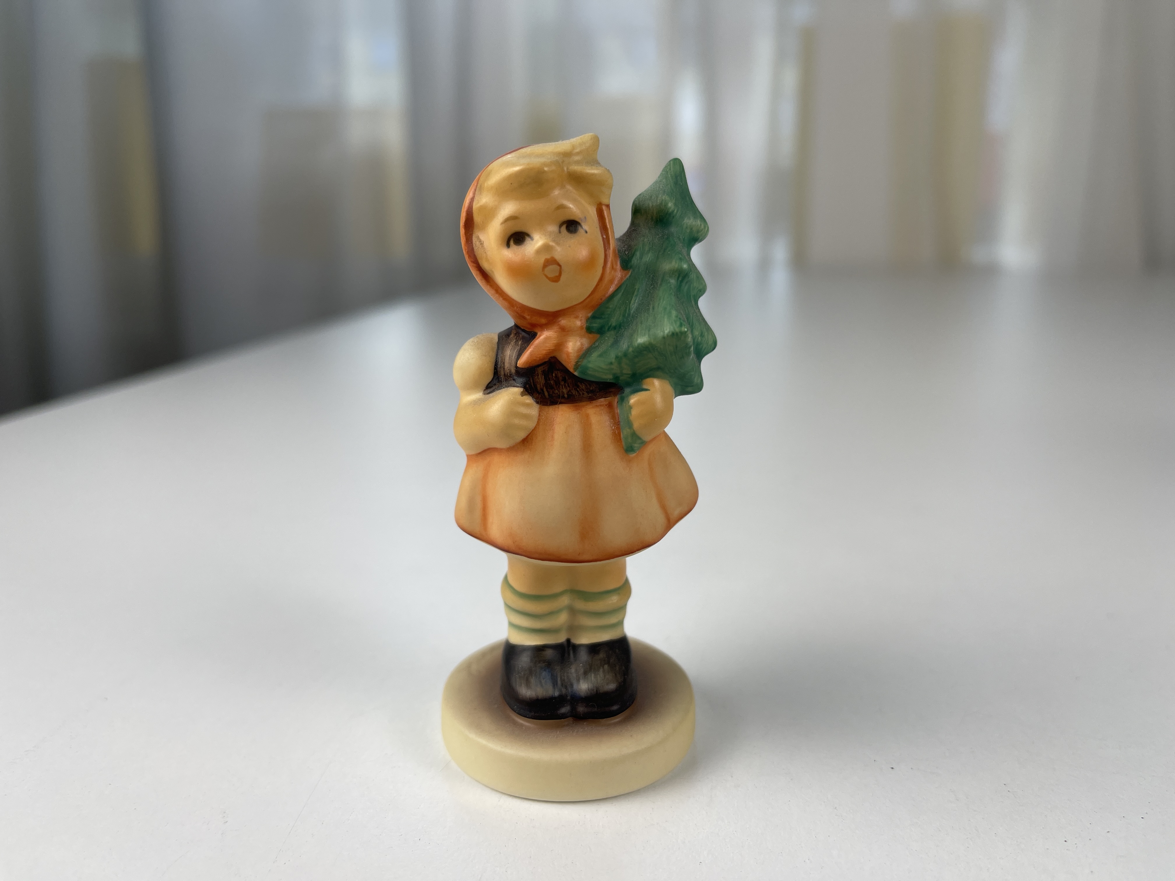 Hummel Figur 239/D Mädchen mit Tannenbaum 9 cm. 1. Wahl - Top Zustand 