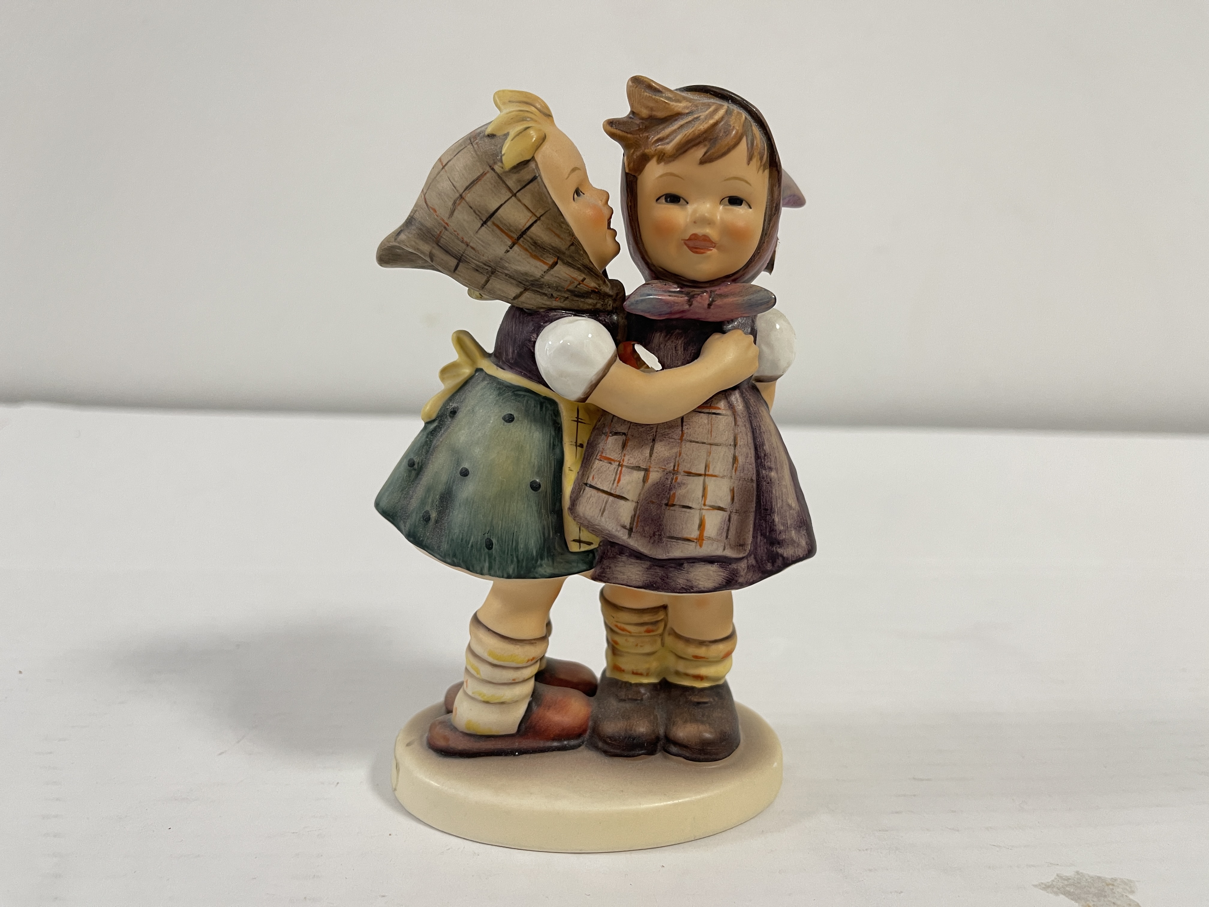 Hummel Figur 196/0 Das Geheimnis 13,7 cm. 1 Wahl Zustand siehe Fotos