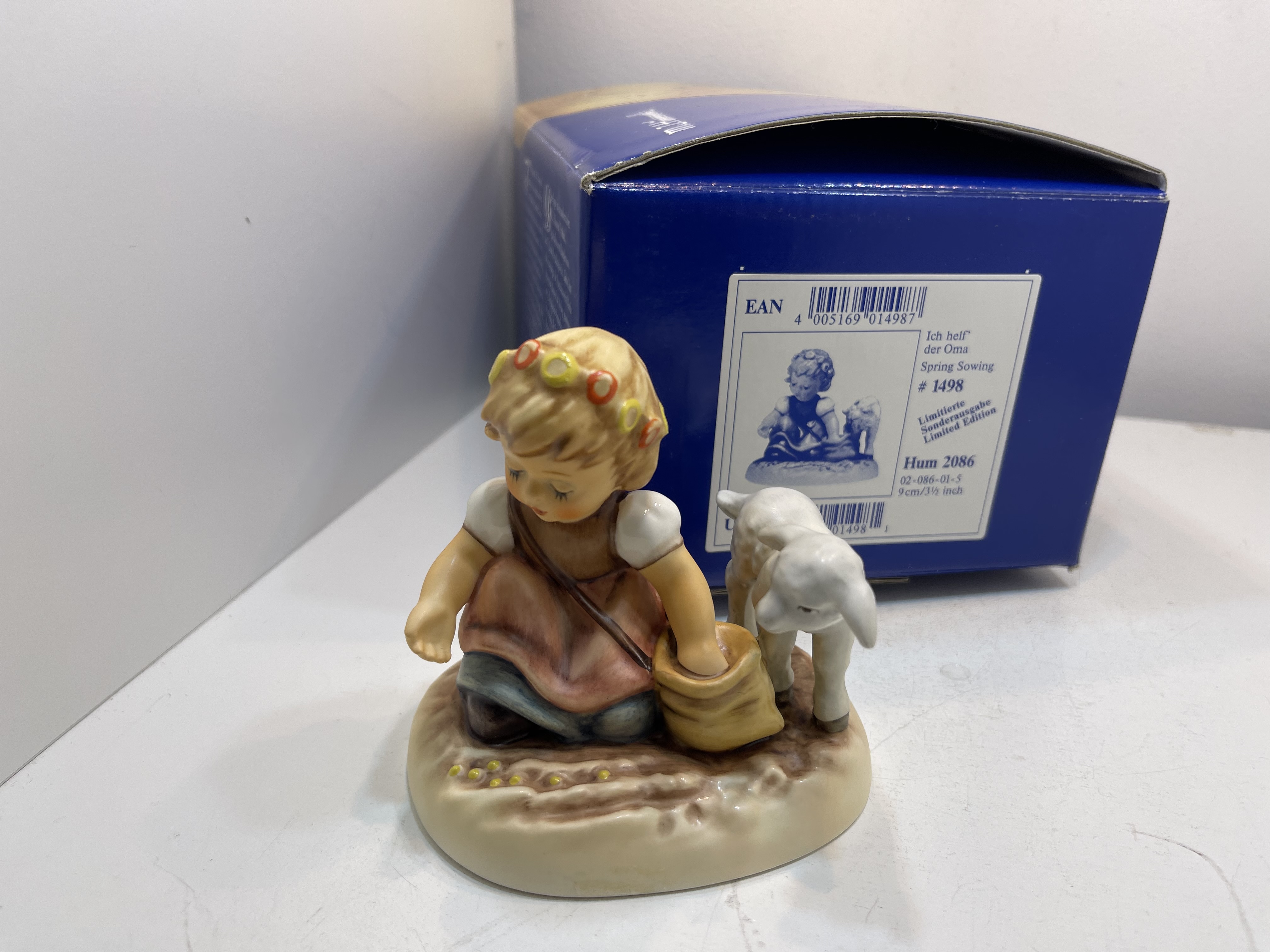Hummel Figur 2086 Ich helf der Oma 9 cm ovp. - 1 Wahl - Top Zustand Hummel Figur 2086 Ich helf der Oma 9 cm ovp. - 1 Wahl - Top Zustand