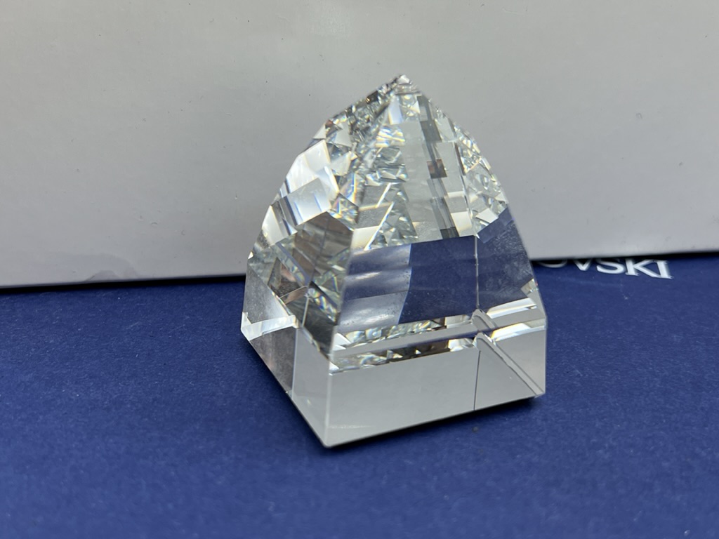  Swarovski Figur Kristall Briefbeschwerer Pyramide 6 cm. Top Zustand.  