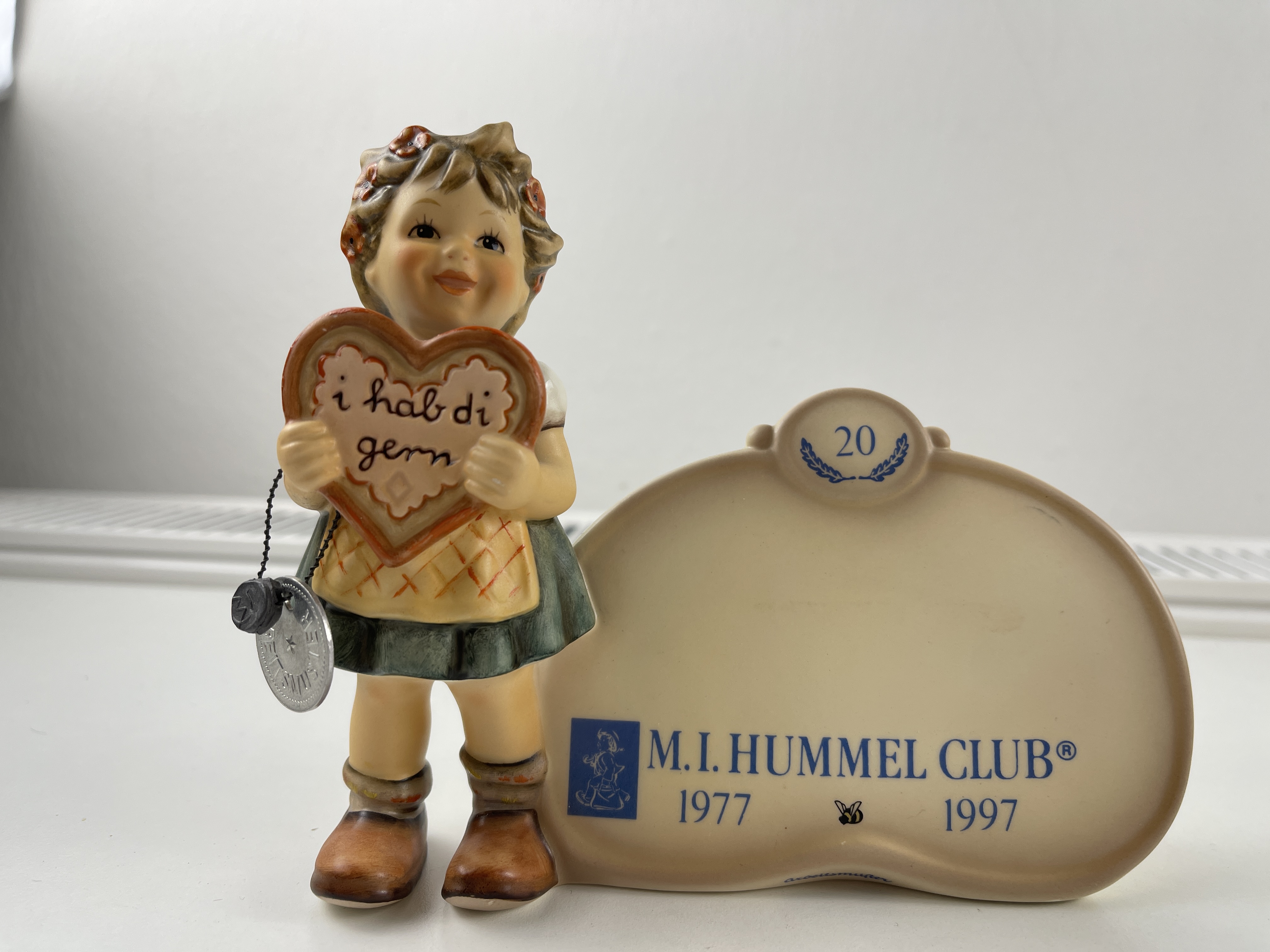 Hummel Figur 717 Händlerschild I hab di gern 13,5 cm. 1 Wahl - Zustand siehe Fotos 