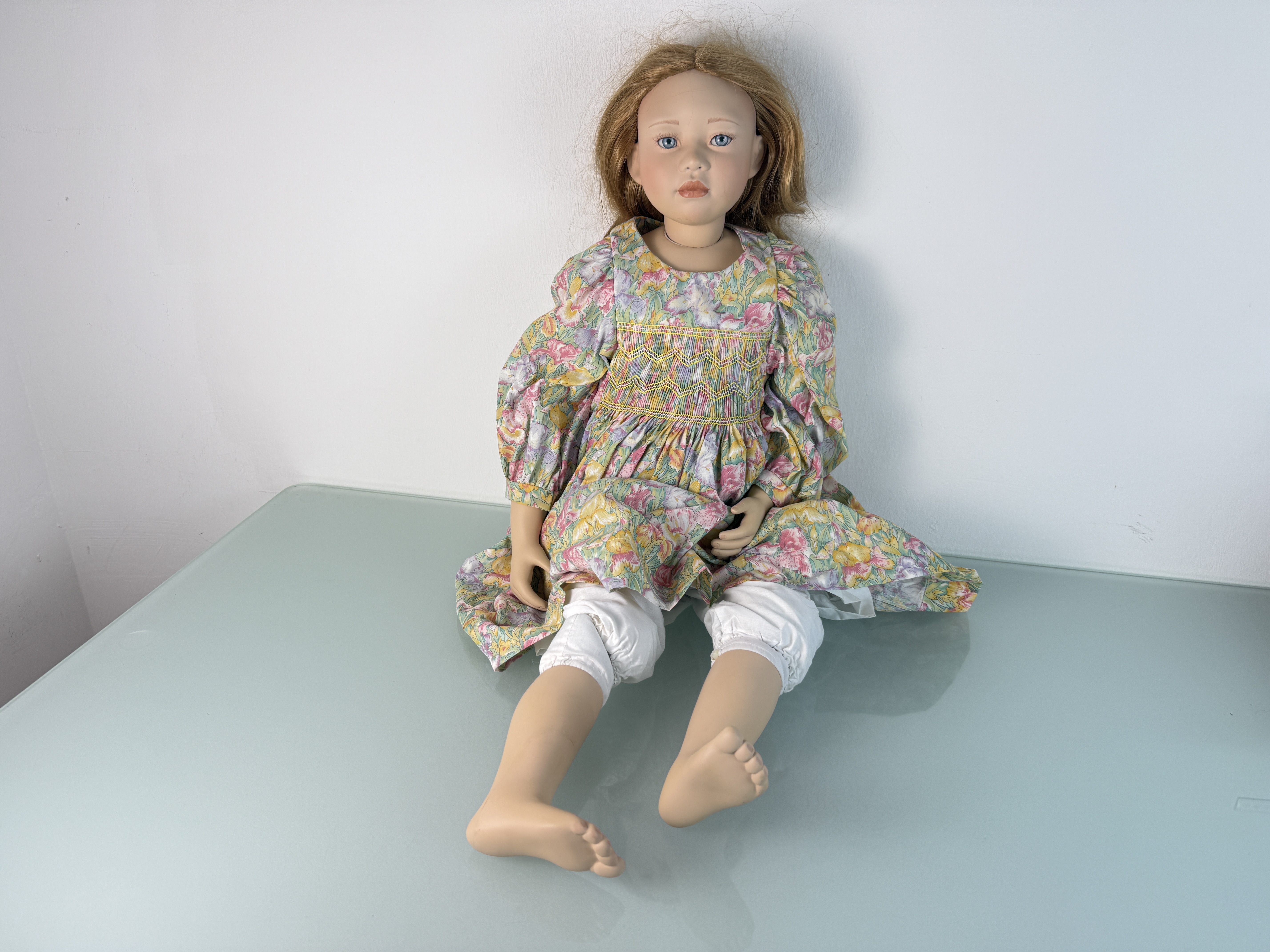 Künstlerpuppe Christine Orange Porzellan Puppe 85 cm. Fuss geklebt 