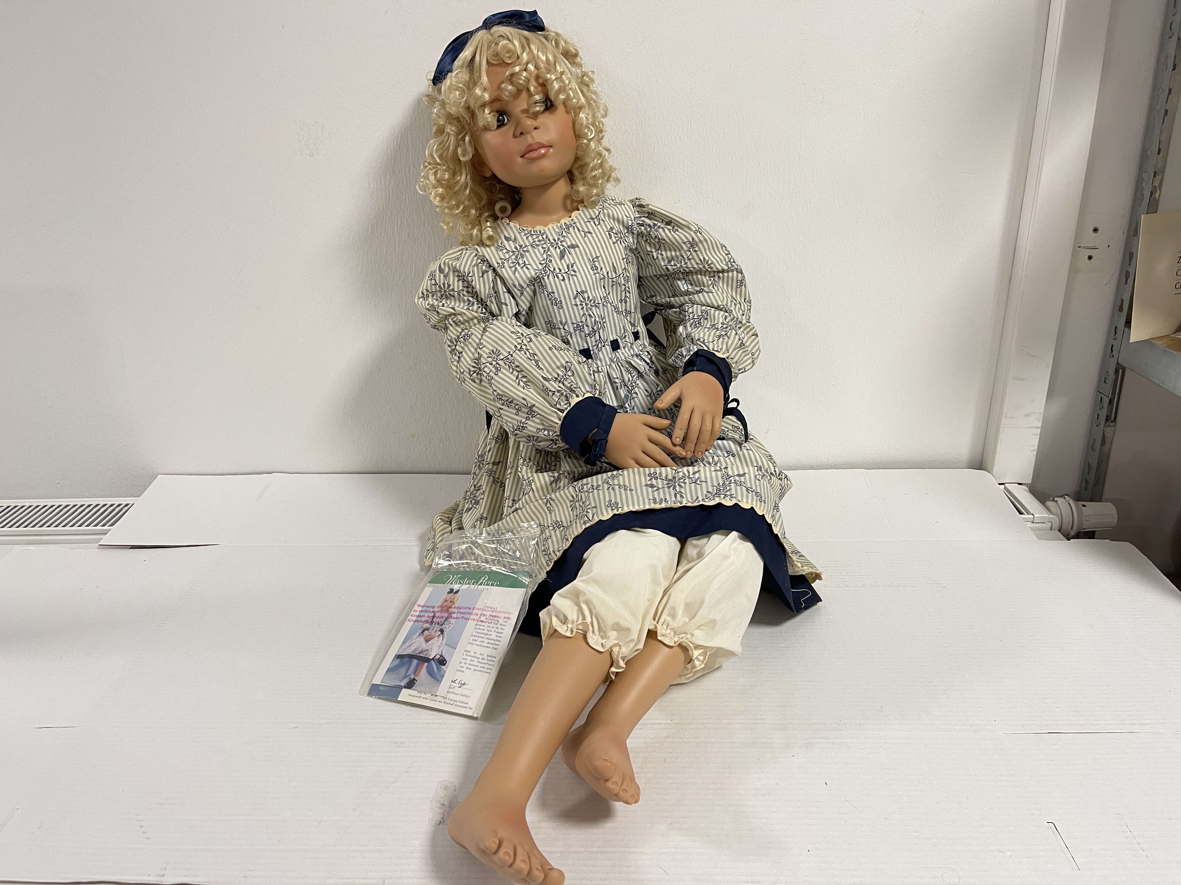 Künstlerpuppe Pamela Erff Porzellan Puppe 100 cm. Raucherhaushalt - leicht Schmutzig