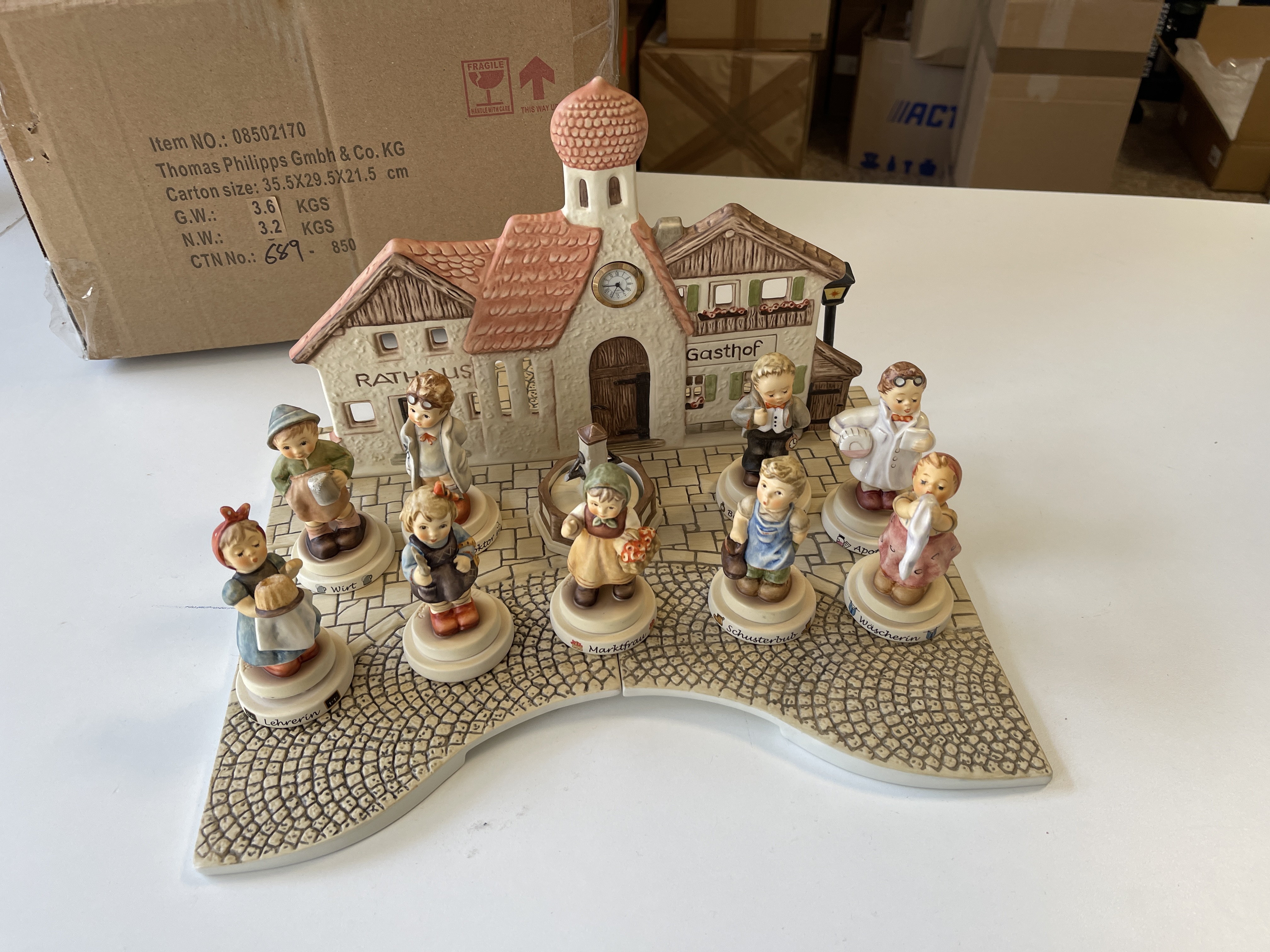 Hummel Figur Display Marktplatz  / Gasthof  20 x 24 x 34 cm. Top Zustand
