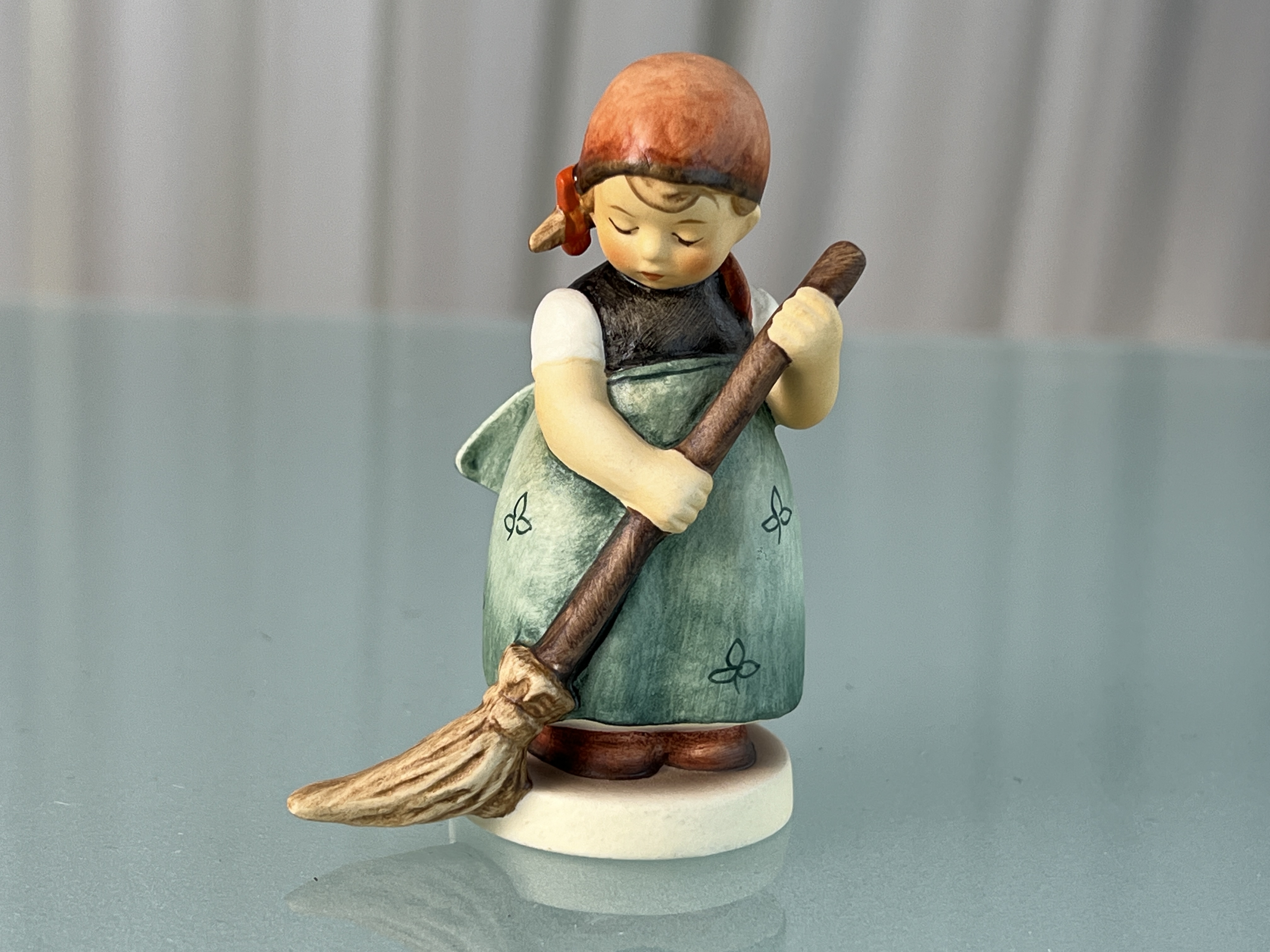 Hummel Figur 171 4/0 Kehrliesl 8 cm. 1 Wahl. - Top Zustand
