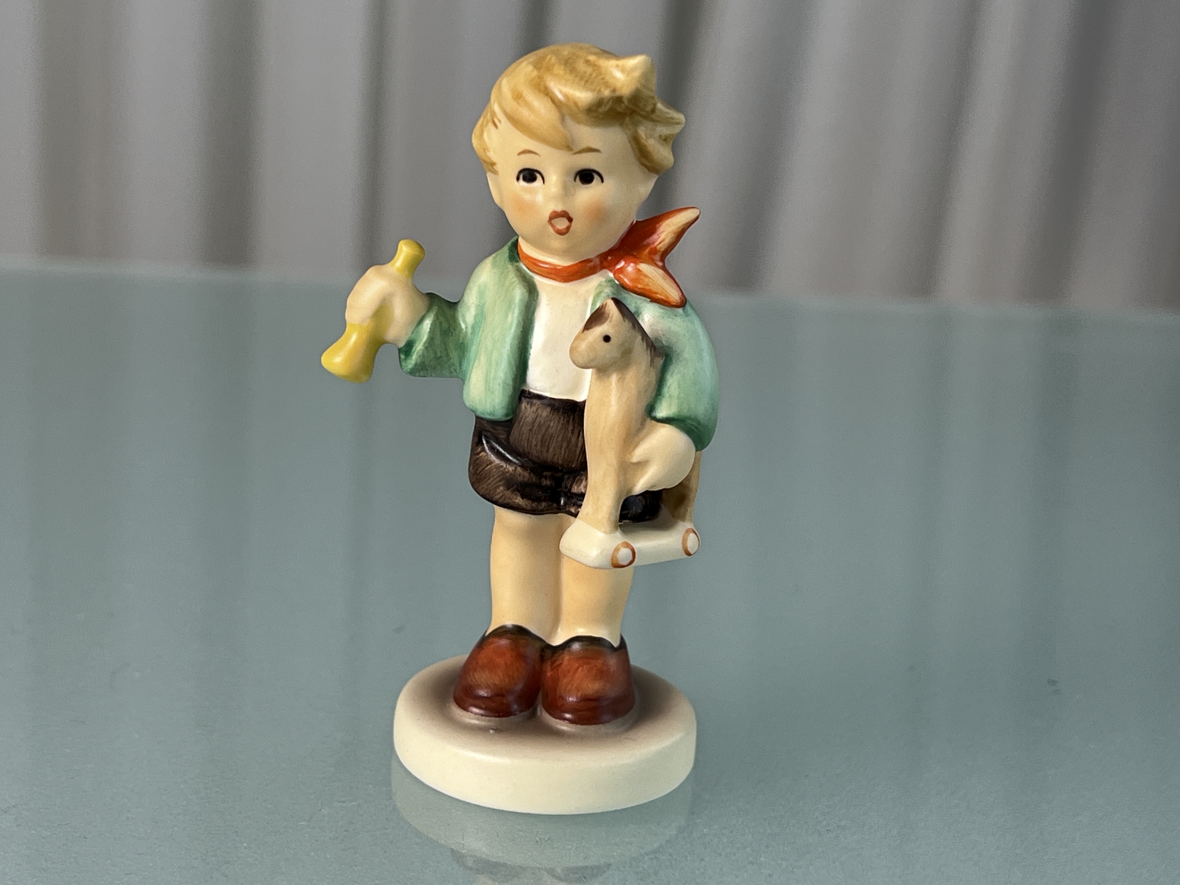 Hummel Figur 239/c Junge mit Holzpferd 9 cm. 1 Wahl - Top Zustand