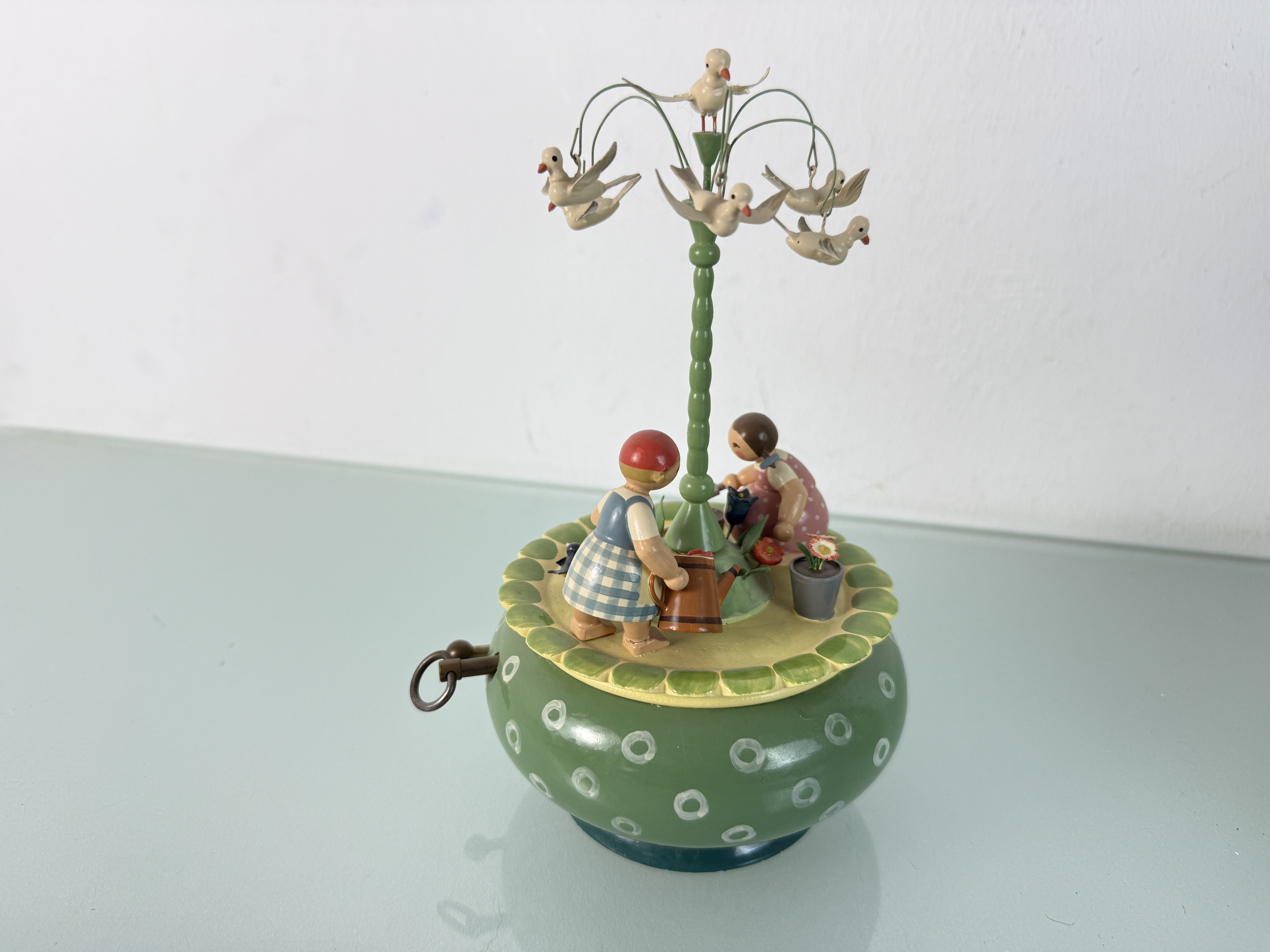 Spieldose Spieluhr Erzgebirge Spieldose 22 cm hoch. Guter Zustand siehe Fotos 