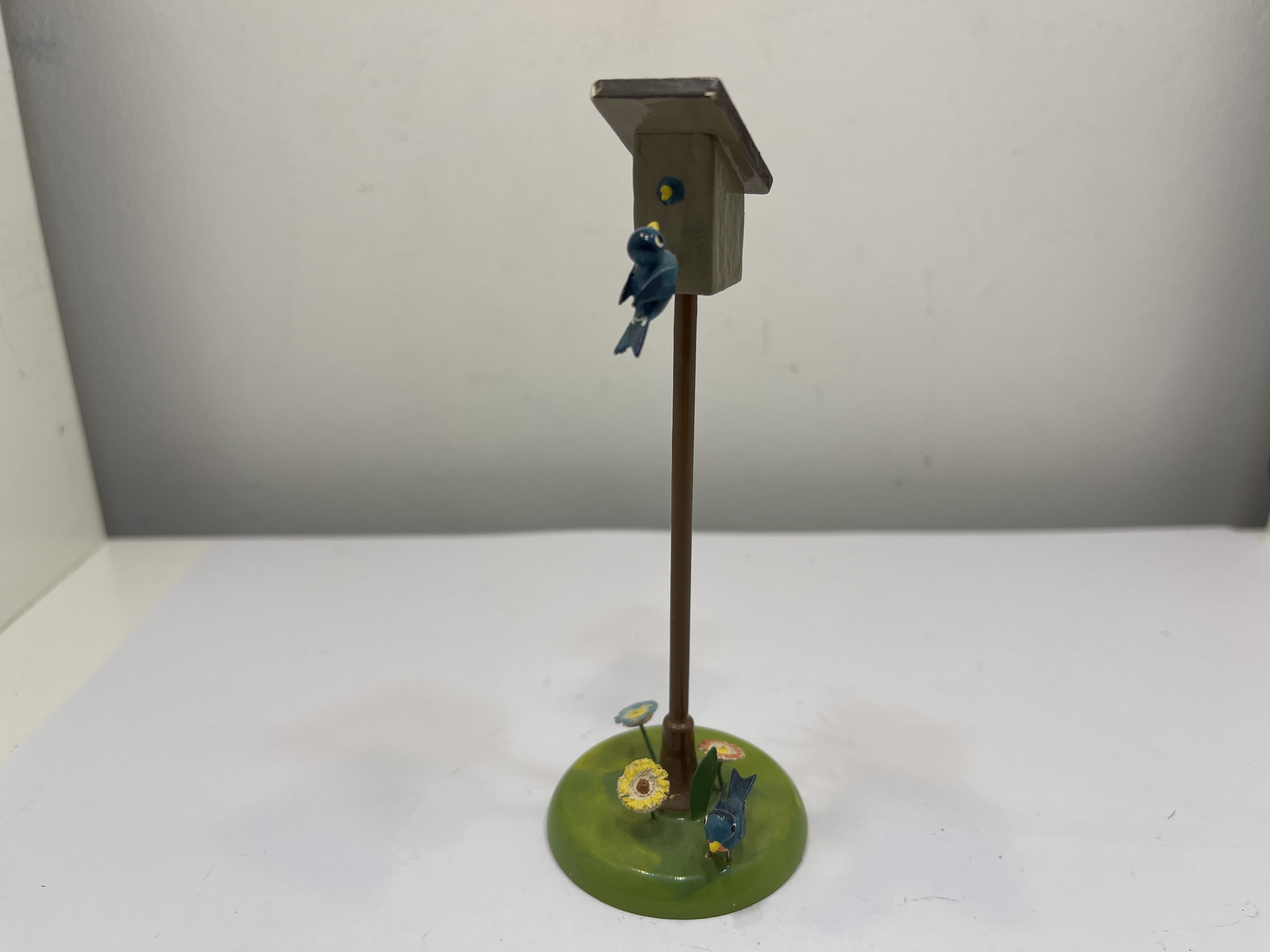 Wendt und Kühn Erzgebirge Figur Vogelhäuschen 12,5 cm. Zustand siehe Fotos 