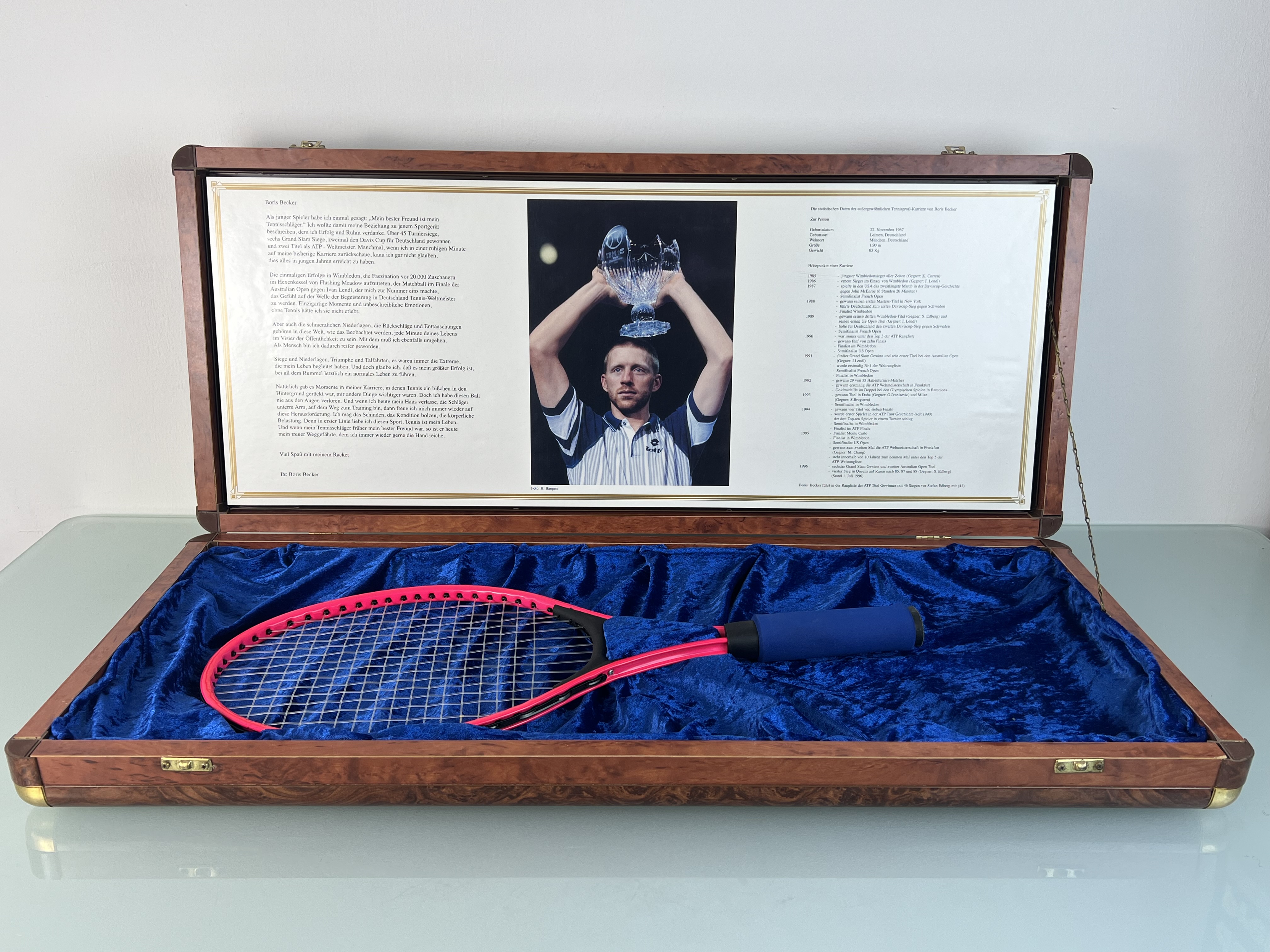 Boris Becker´s Tennis Schläger 52,5 cm Lang. Kiste 75,5 cm Lang / 33 cm Breit / 9,5 cm Tief. Top Zustand 