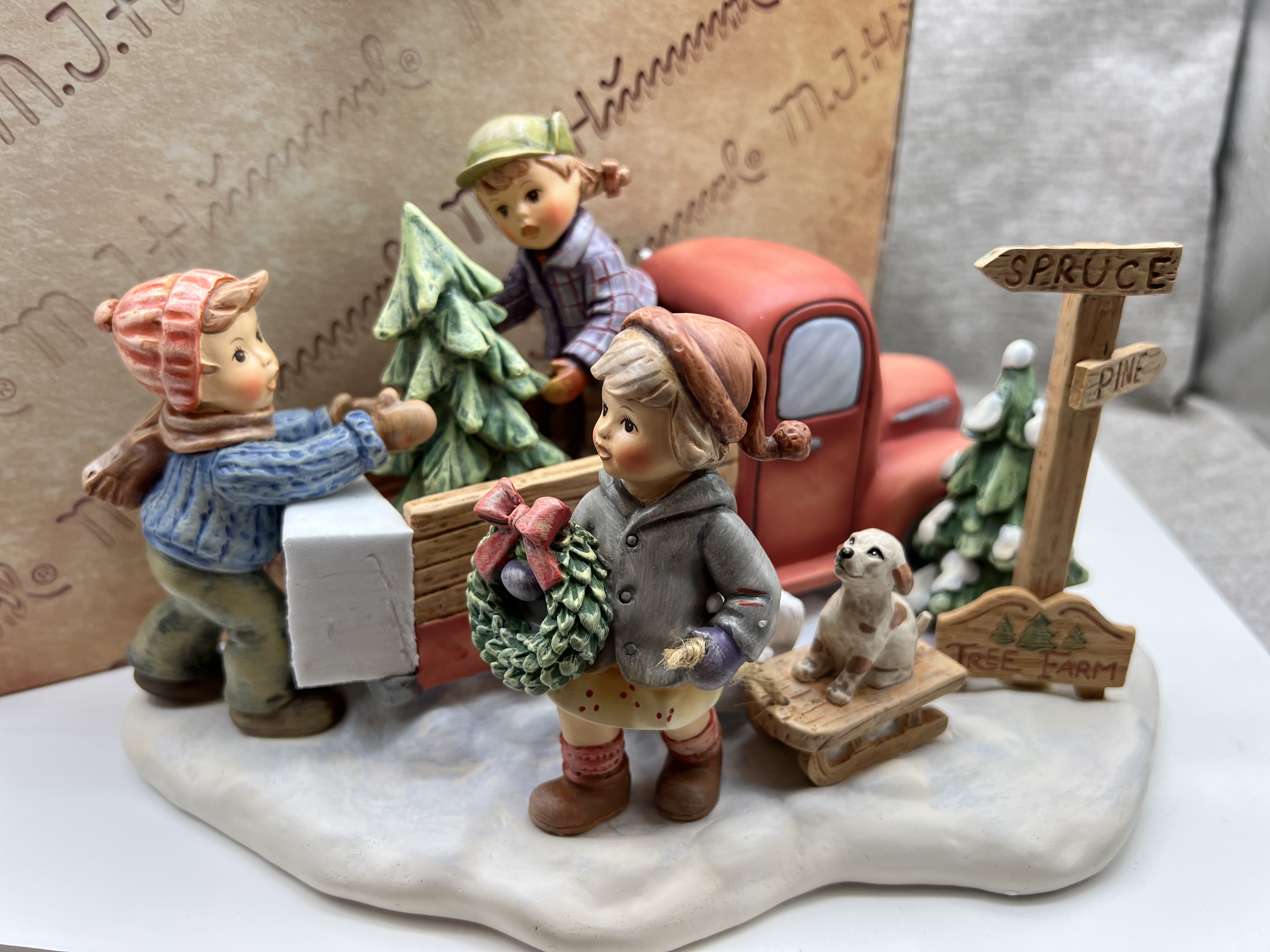 M.I. Hummel Figur Christmas Traditions 14 x 24 cm. 1 Wahl. Top Zustand  