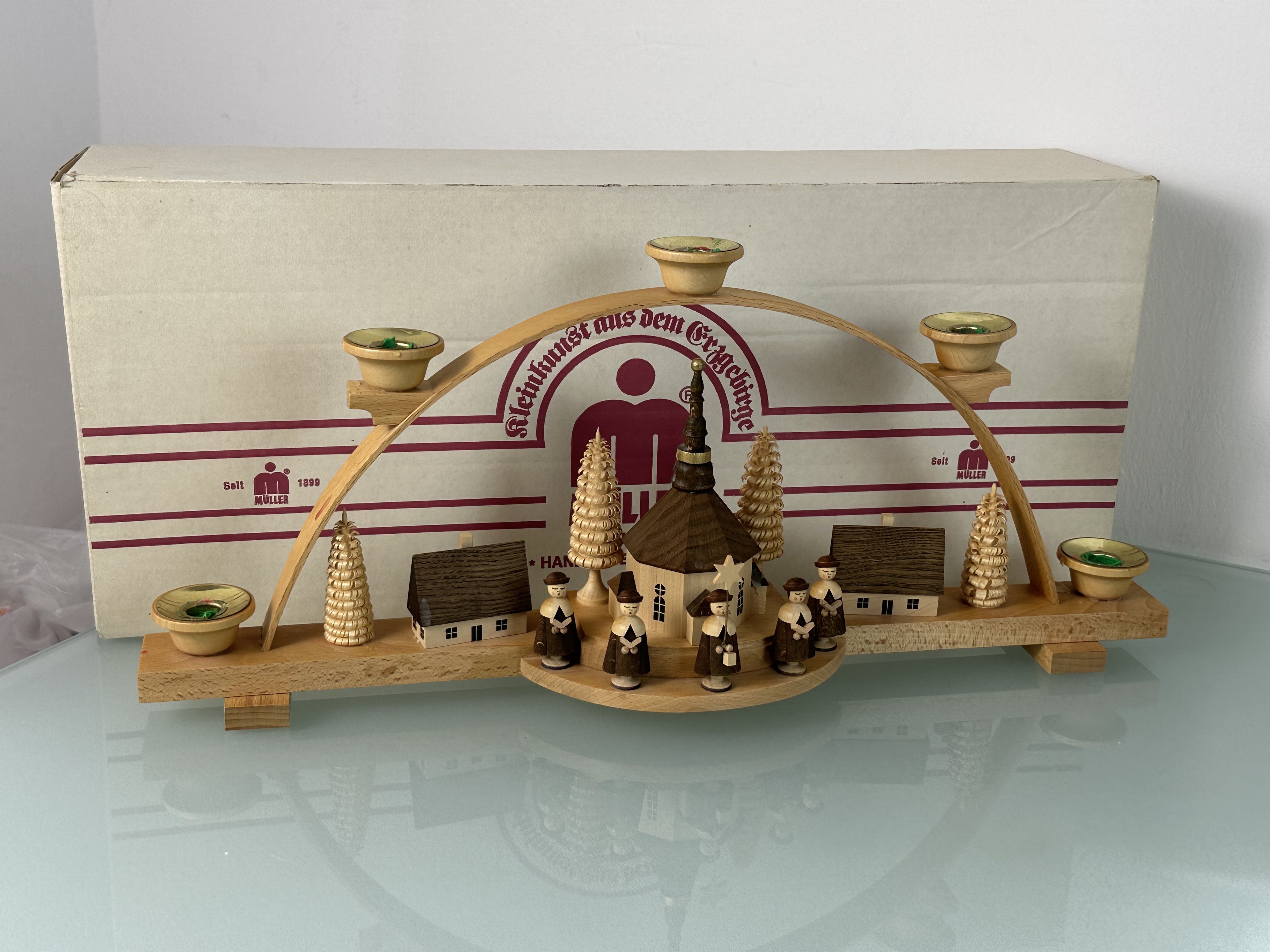 Erzgebirge Seiffener Schwibbogen mit Kurrende, kleines Dorf 19,9 x 46,7 x 8,6 cm. Zustand siehe Fotos