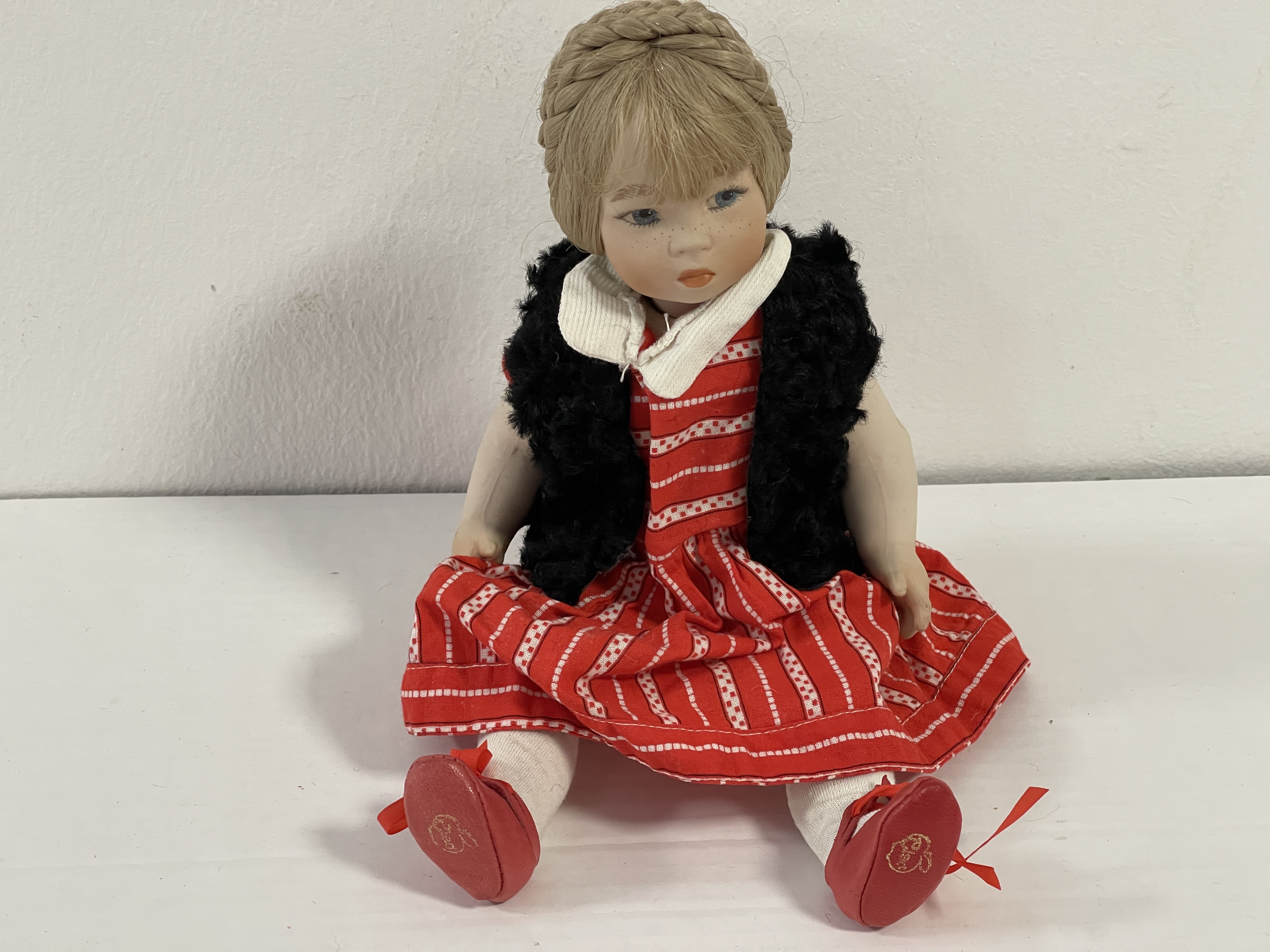 Künstlerpuppe Porzellan Puppe 29 cm Zustand Siehe Fotos.  
