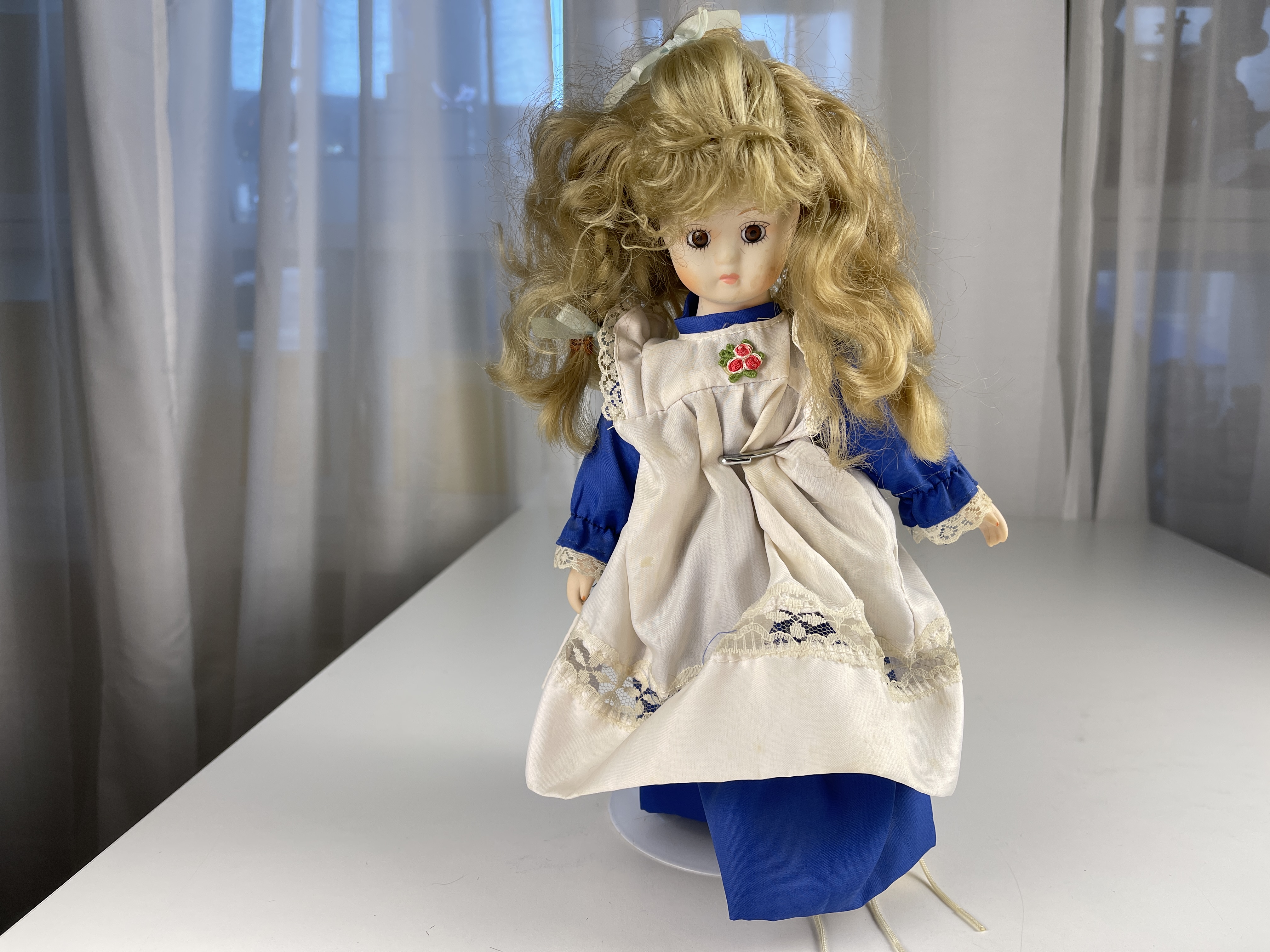 Sammler Puppe Porzellan Puppe 30 cm. Zustand siehe Fotos 