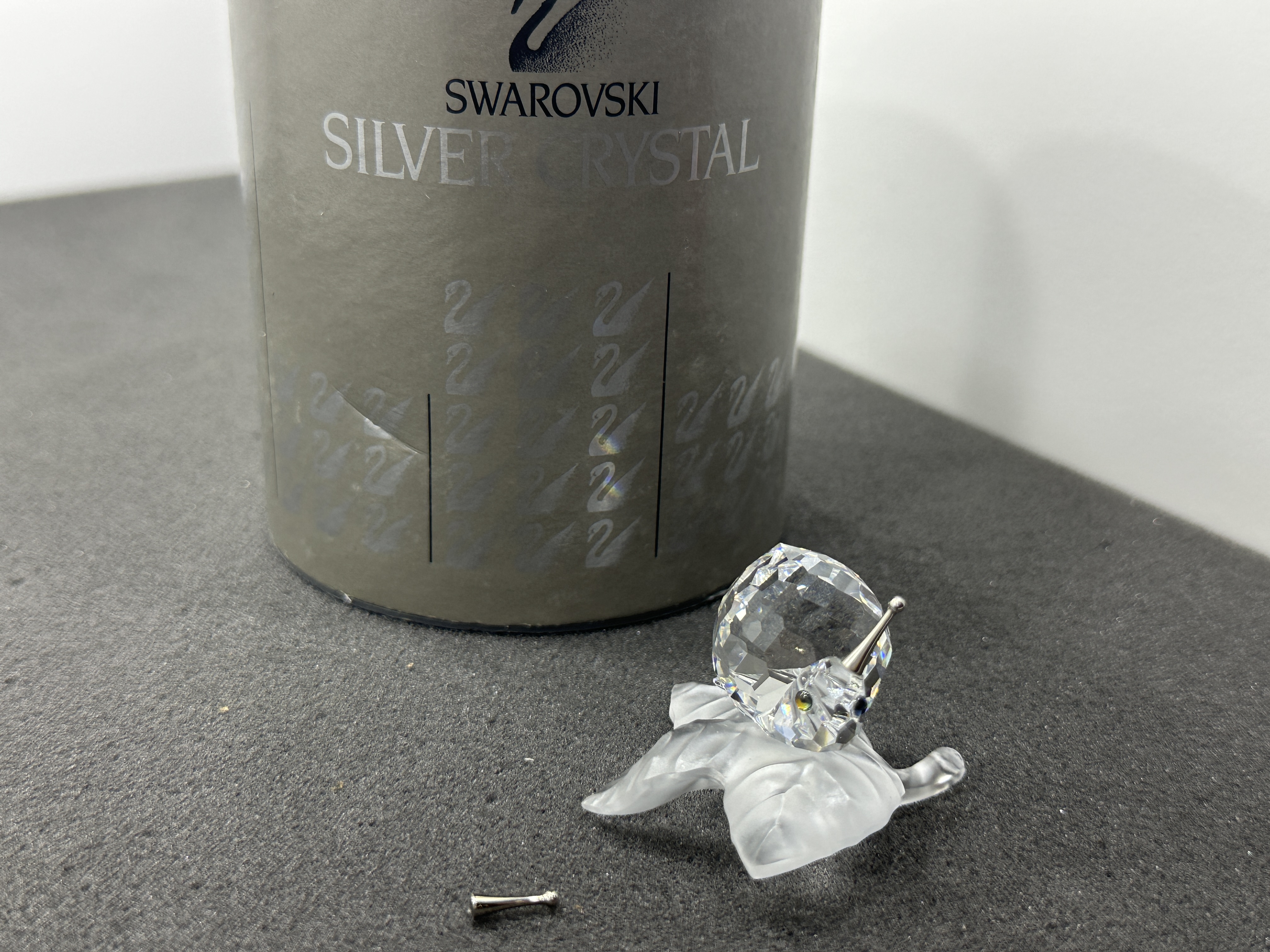 Swarovski Figur 196501 Schnecke auf Blatt. 5 cm (Defekt) OVP. Zustand siehe Fotos