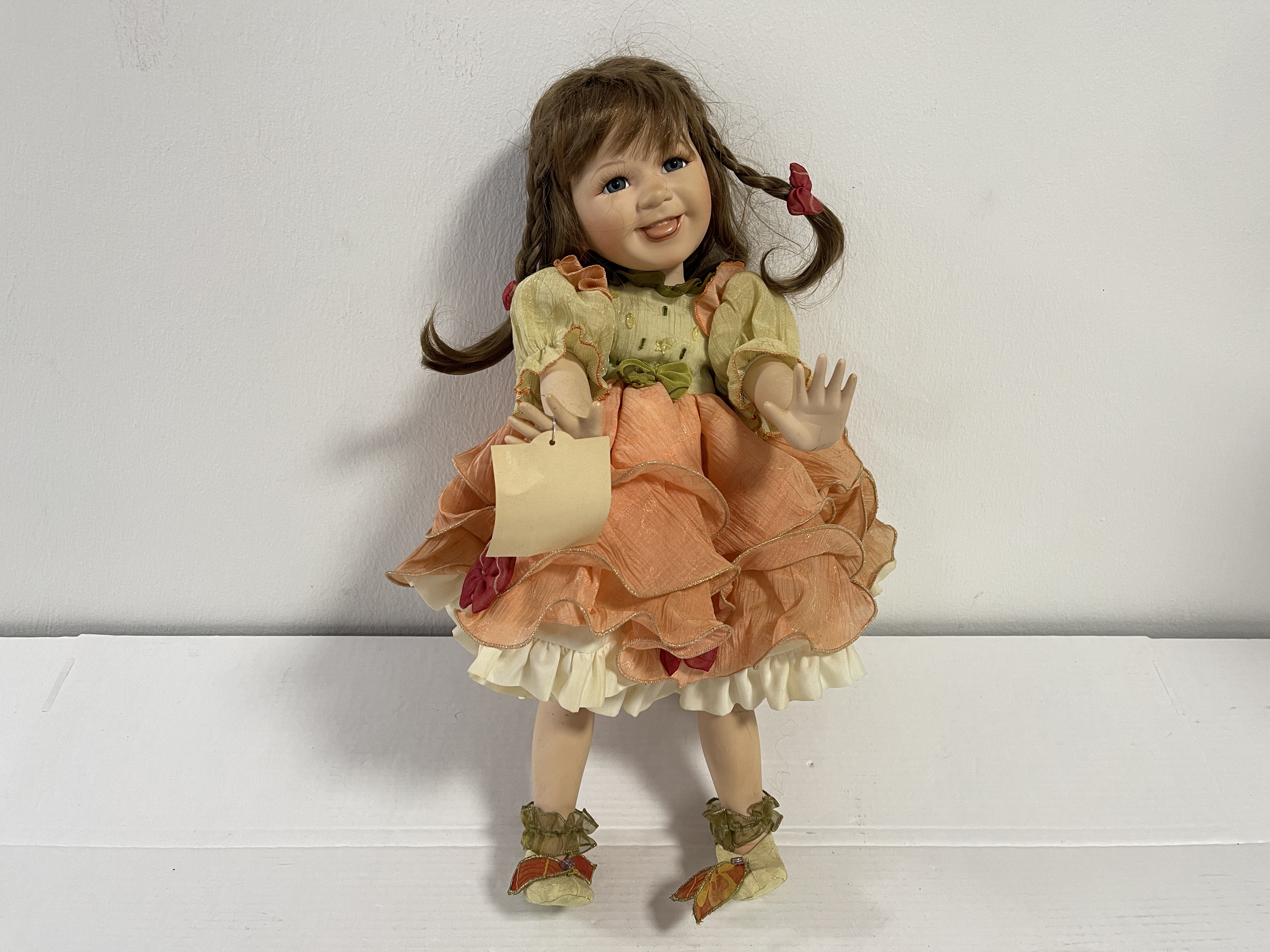 Künstlerpuppe Sammler Oncrown Porzellan Puppe 52 cm Raucherhaushalt Zustand siehe Fotos