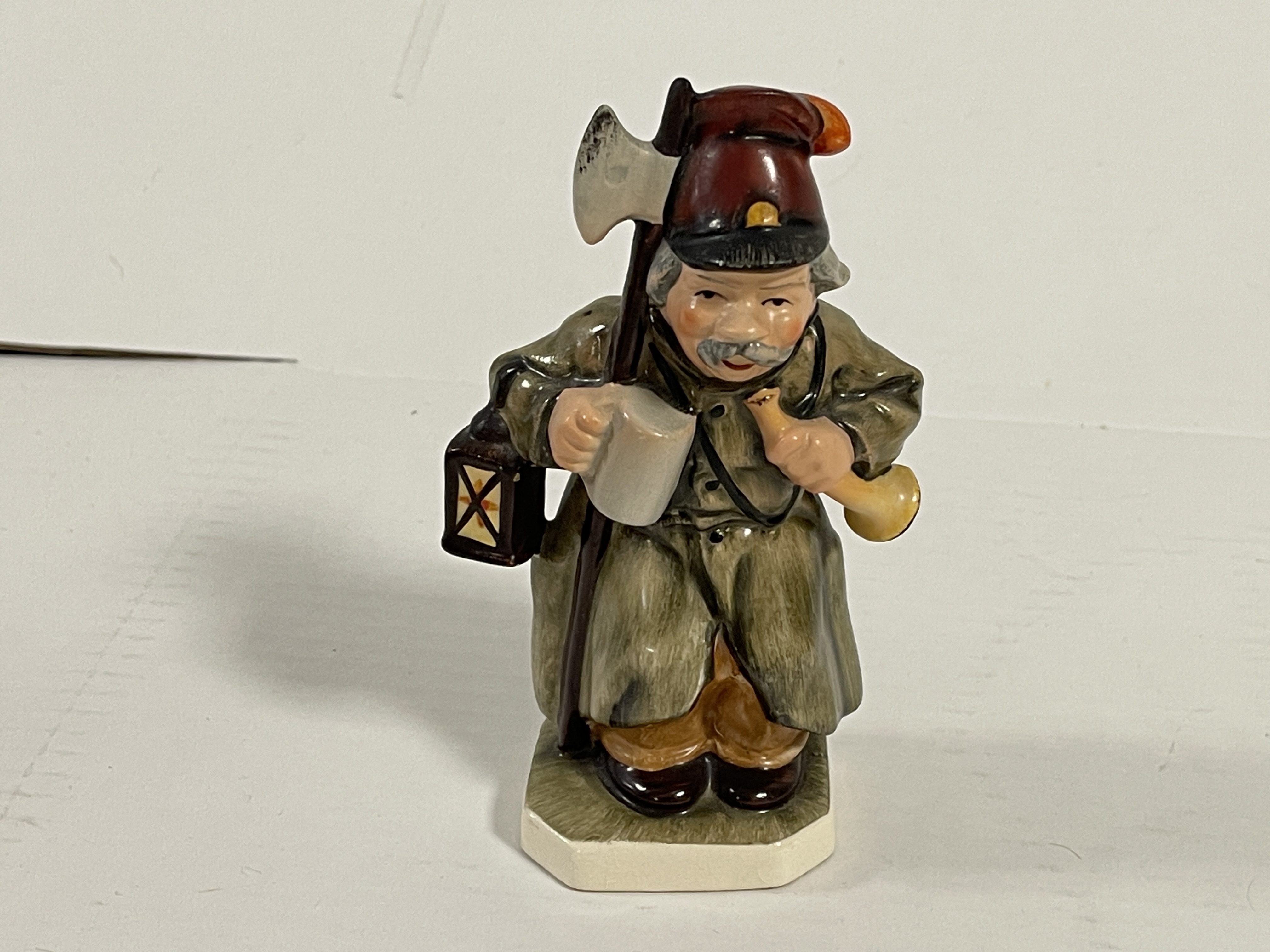 Sammler Figur Porzellan 13,5 cm. Zustand siehe Fotos   