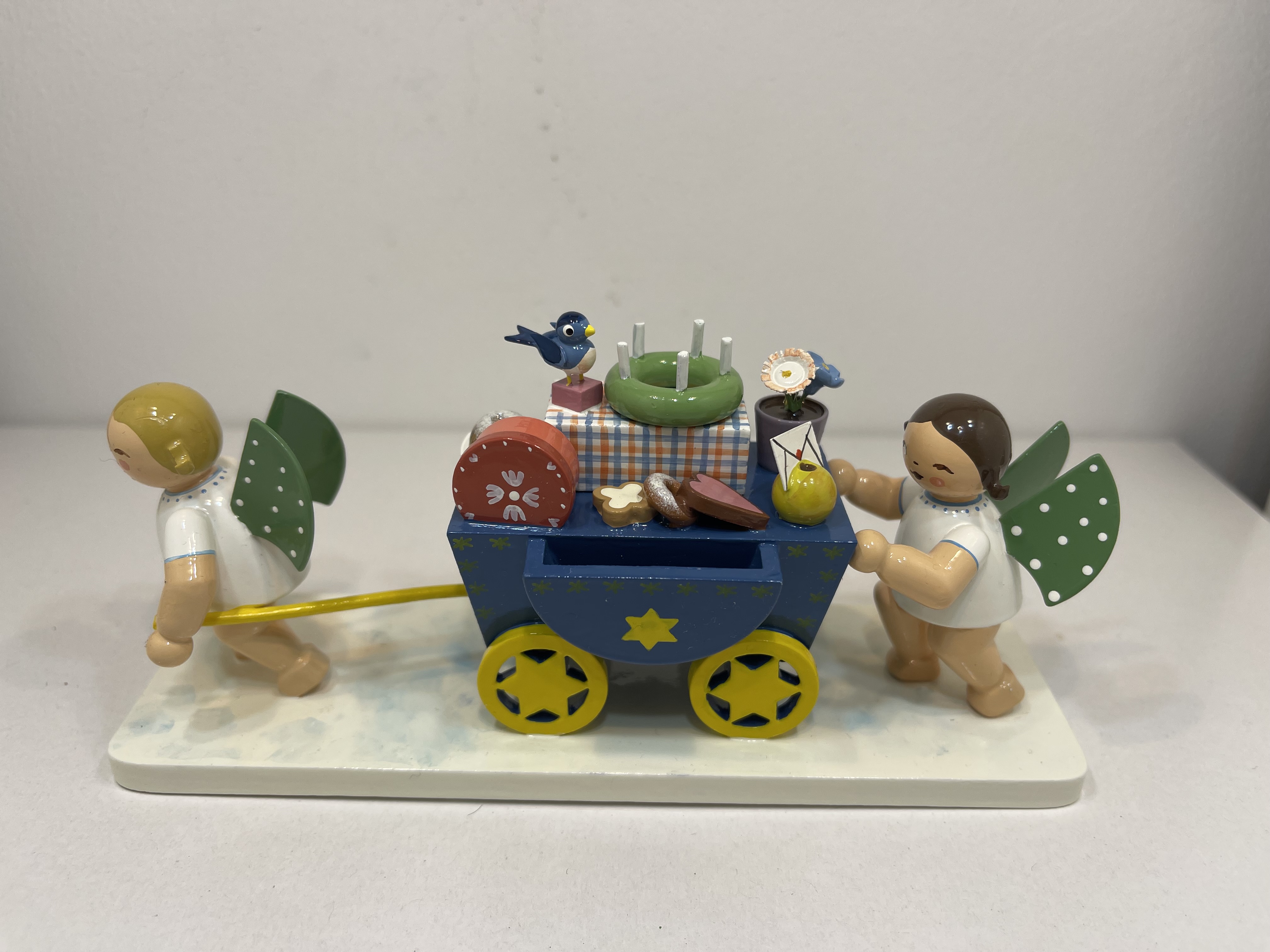 Wendt und Kühn Erzgebirge Figur Engelwagen mit Geschenken 15 x 7,5 cm. Limitiert 2016 - Top Zustand 