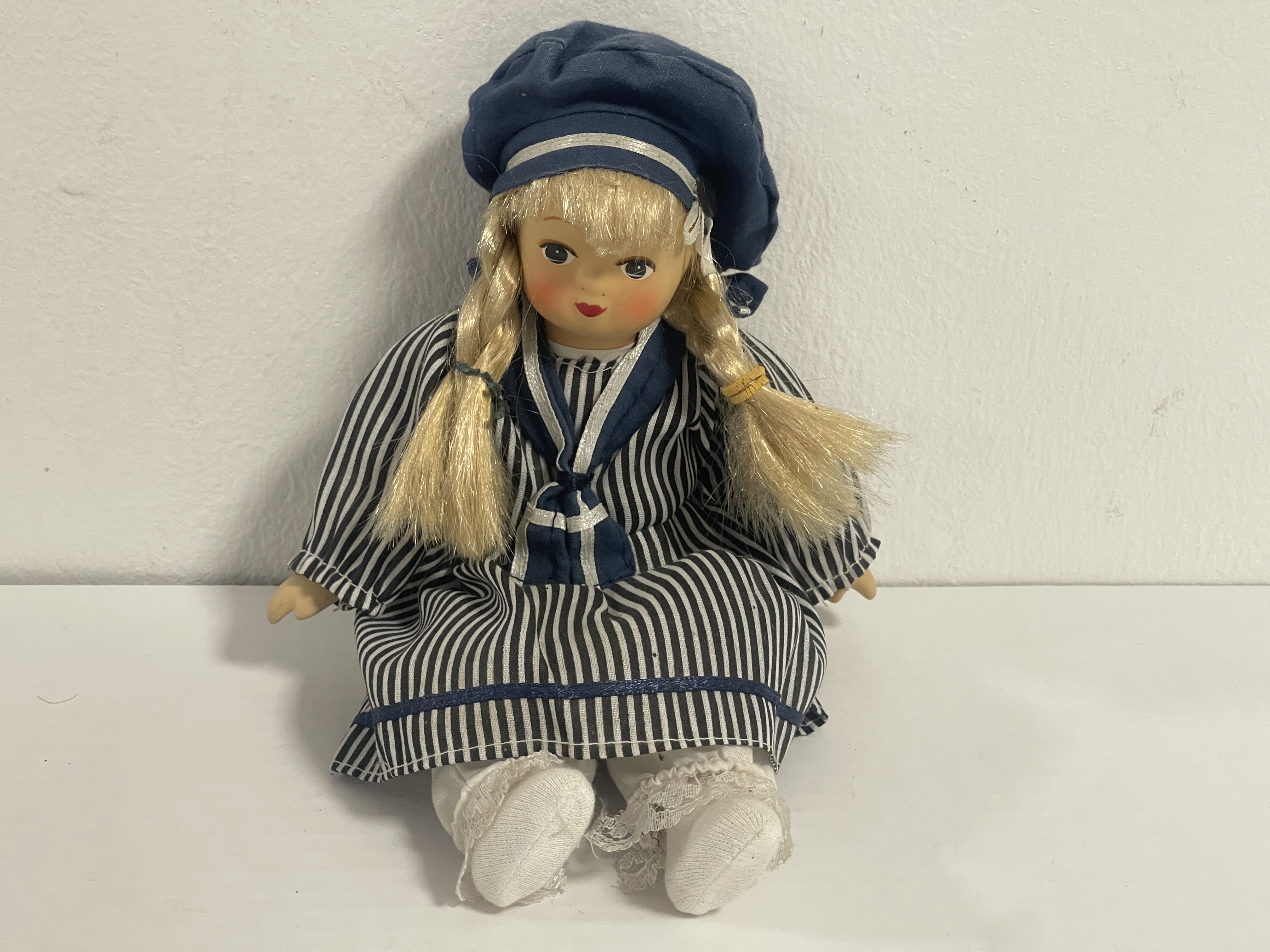 Künstler Porzellan Puppe 21 cm. Zustand  siehe Fotos
