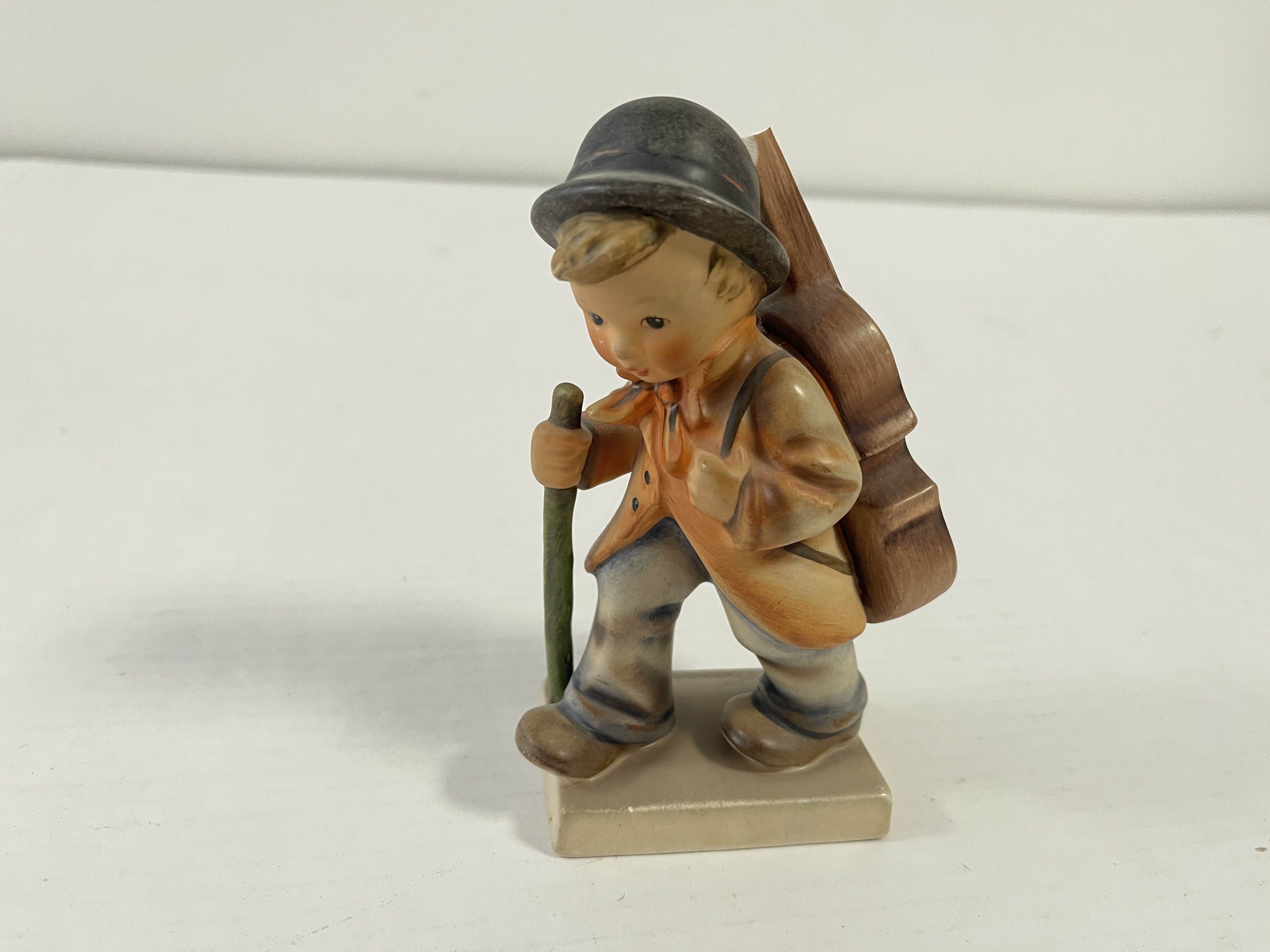 Hummel Figur 89/I Heimkehr Bassgeiger 14 cm. 2 Wahl - Defekt