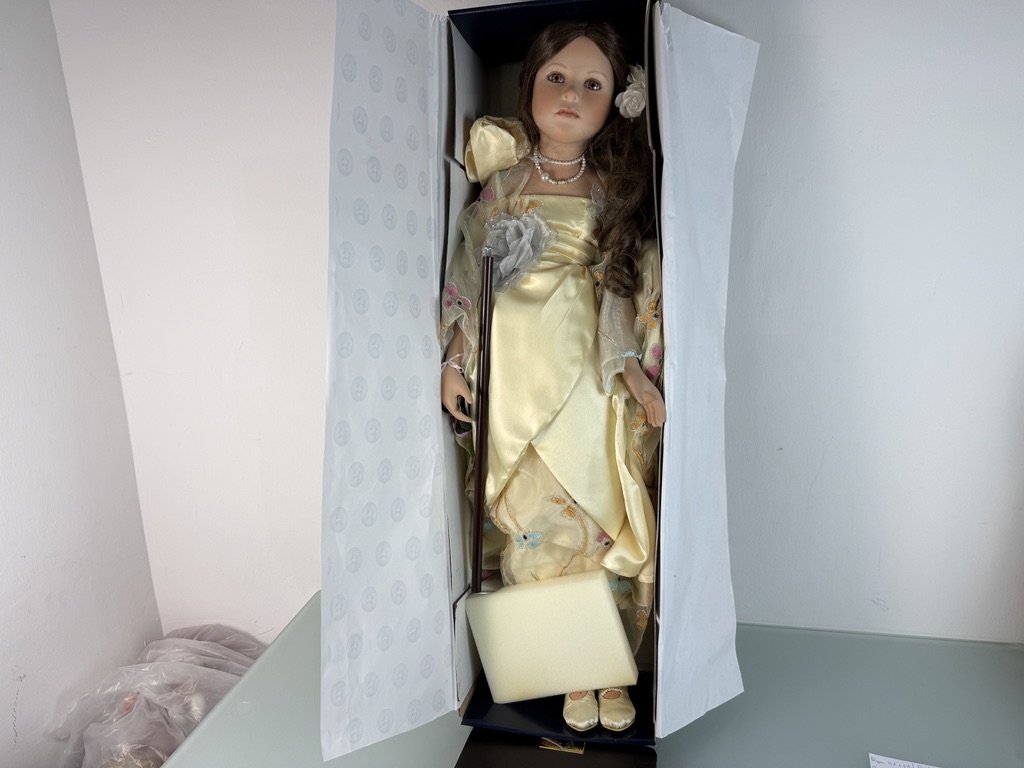 Künstlerpuppe Ruby Doll Porzellan Puppe 93 cm. Top Zustand   