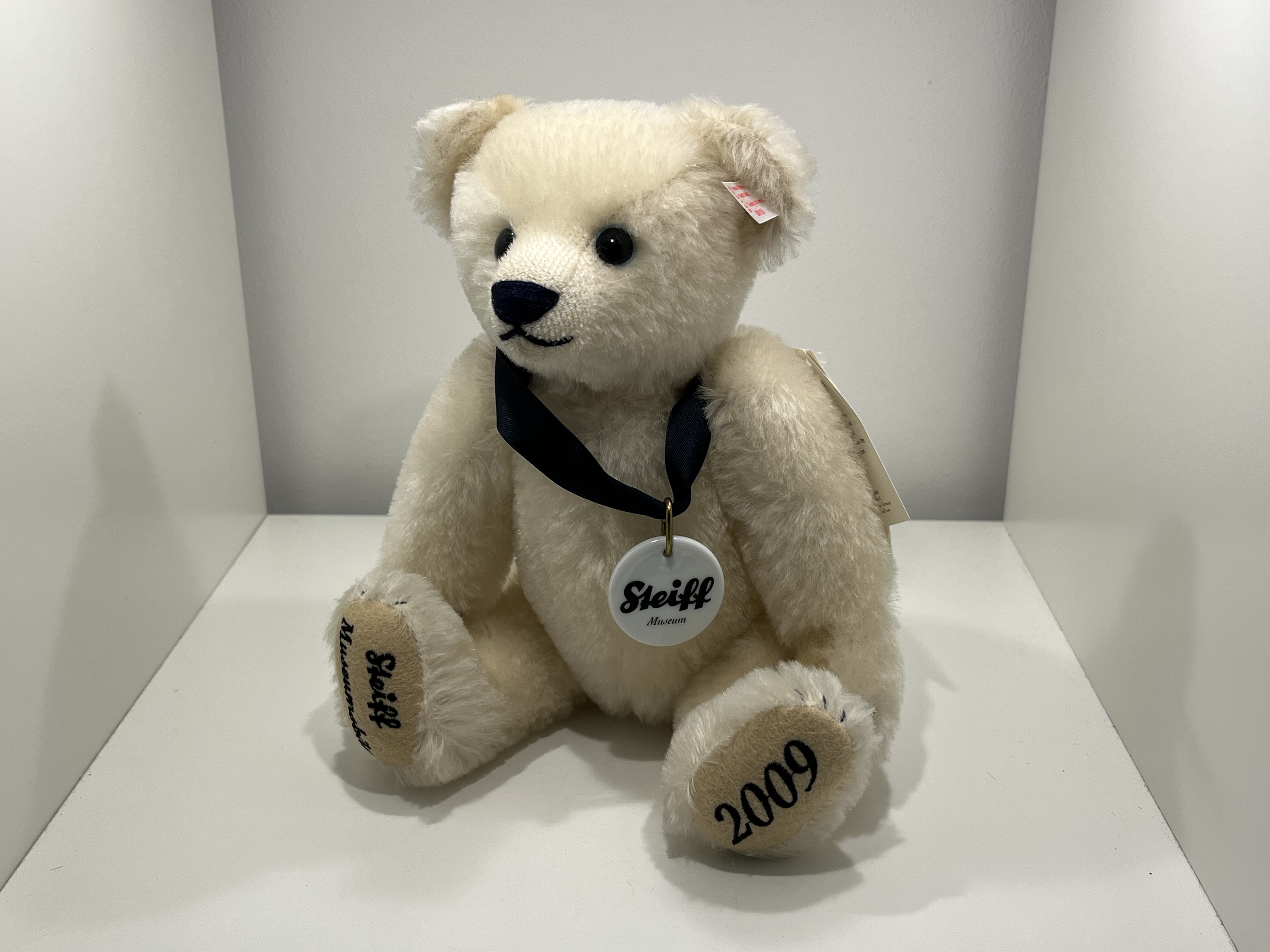Steiff Tier 673139  Museumsbär 2009 Teddy Bär 28 cm. Top Zustand 