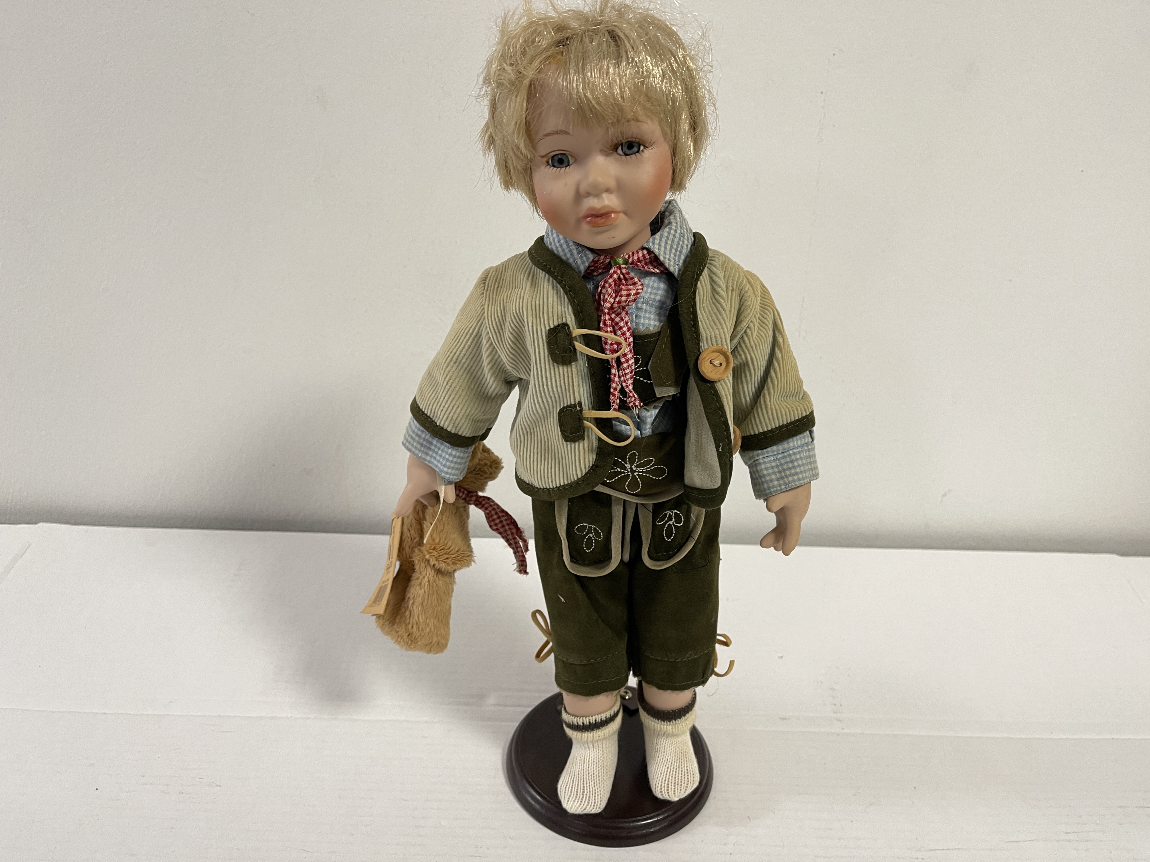 Künstlerpuppe Porzellan Sammler Puppe 38 cm. Raucherhaushalt Zustand siehe Fotos