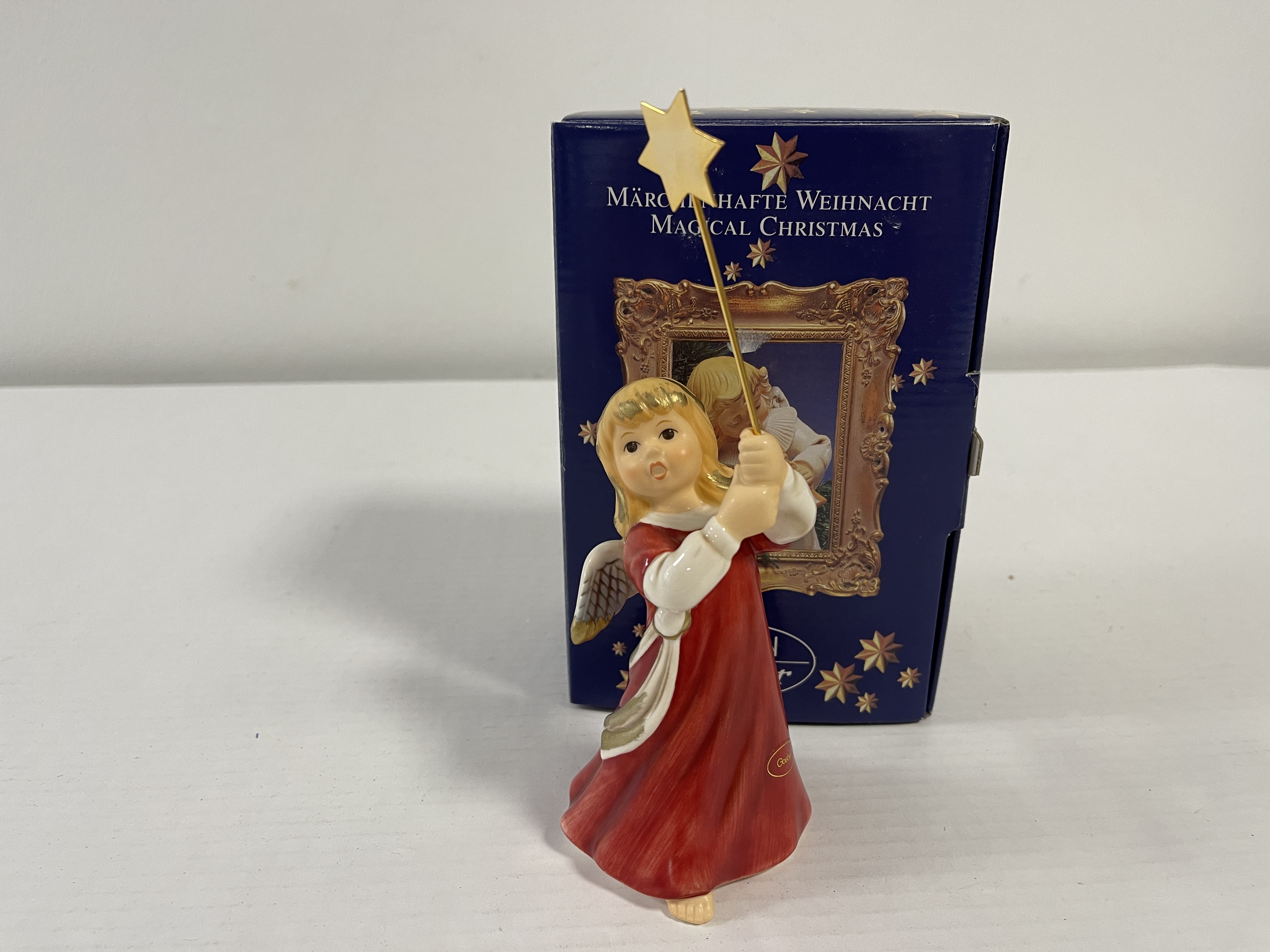  Goebel Figur  Weihnachten 1999 Jahresengel ca. 19 cm. (Mit Stab gemessen)  1 Wahl. Top Zustand.  