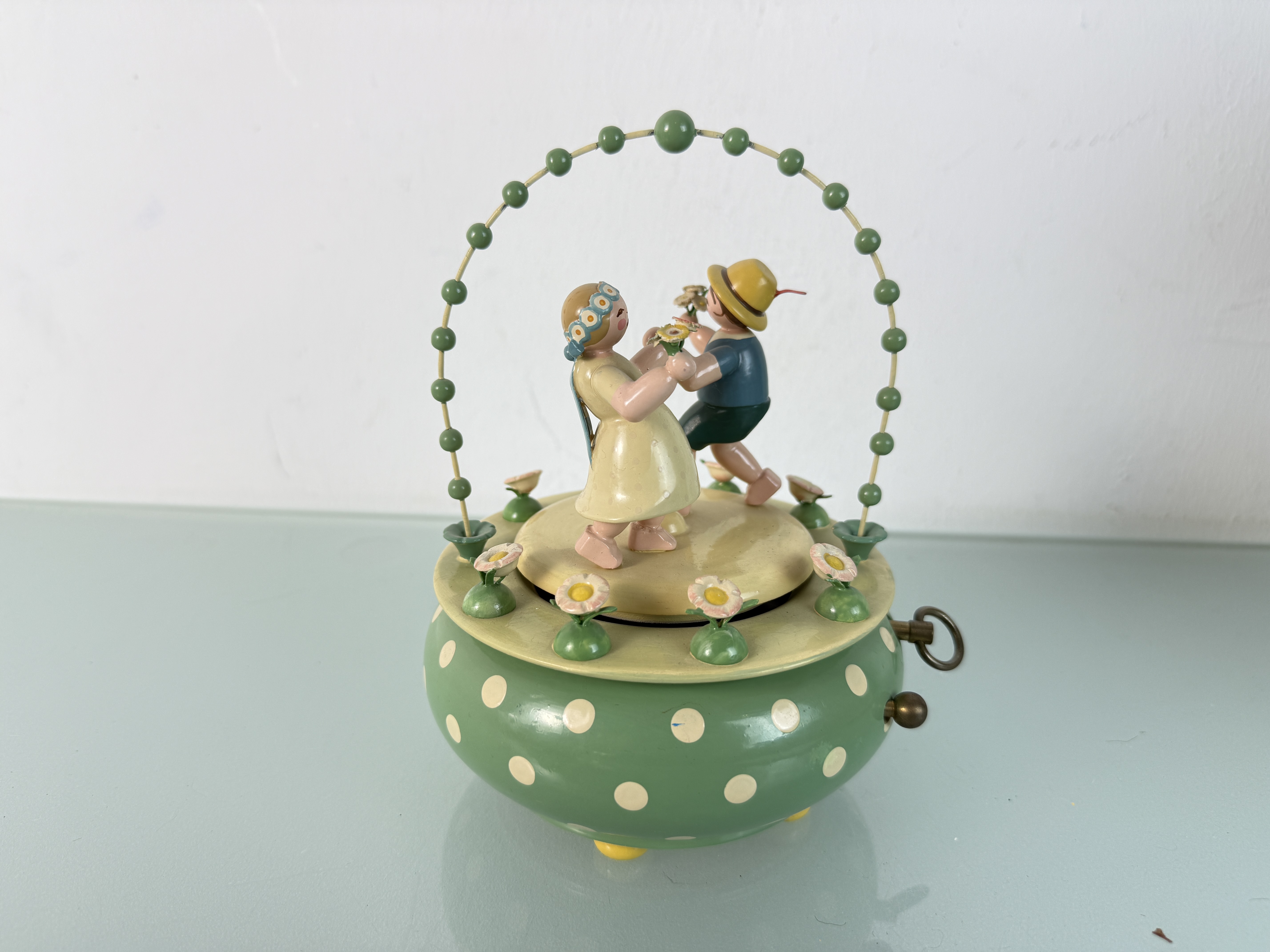 Spieldose Spieluhr Erzgebirge Spieldose 18 cm hoch. Guter Zustand siehe Fotos 