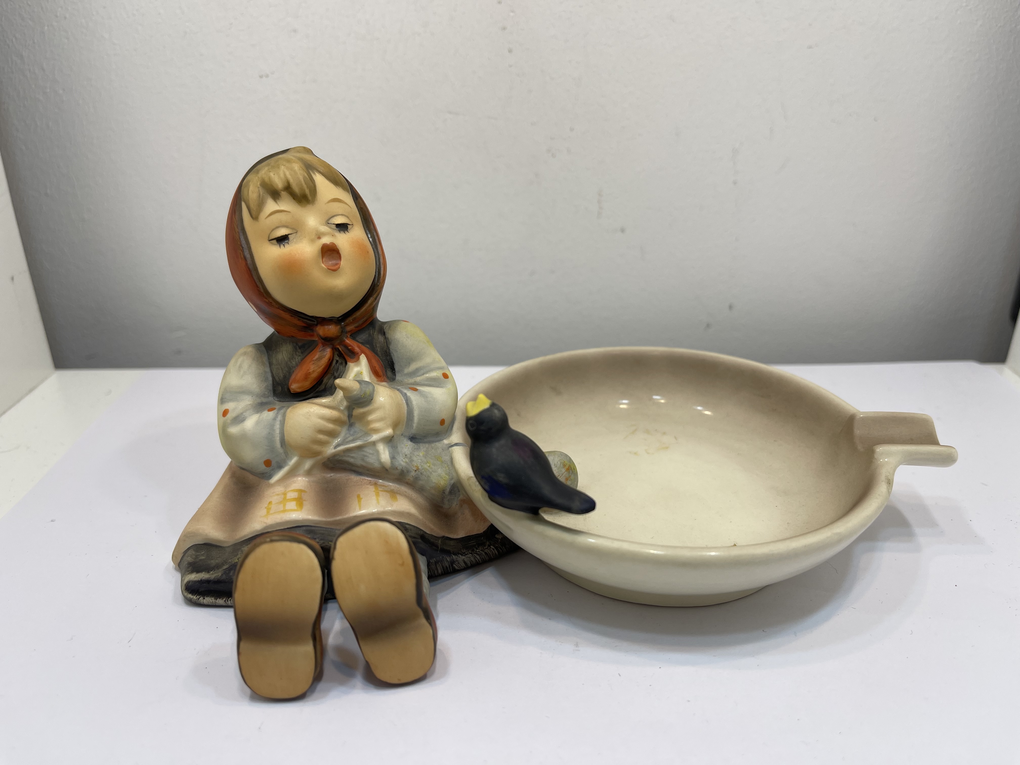 Hummel Figur 62 Strickliesl Aschenbecher  9 x 18 cm. 1 Wahl. - Zustand siehe Fotos